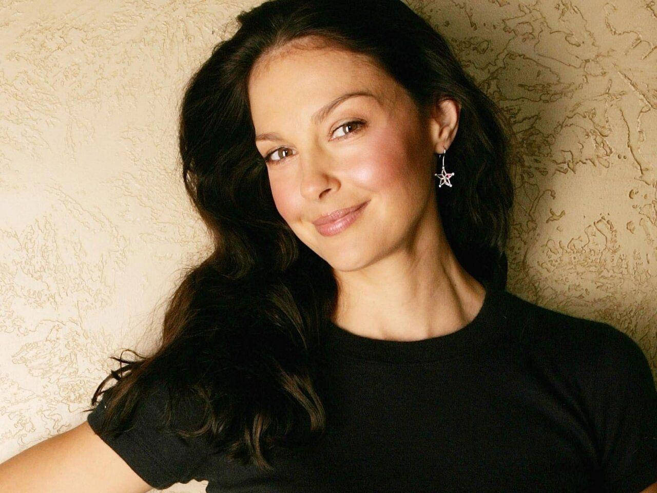 Beautiful Ashley Judd Background