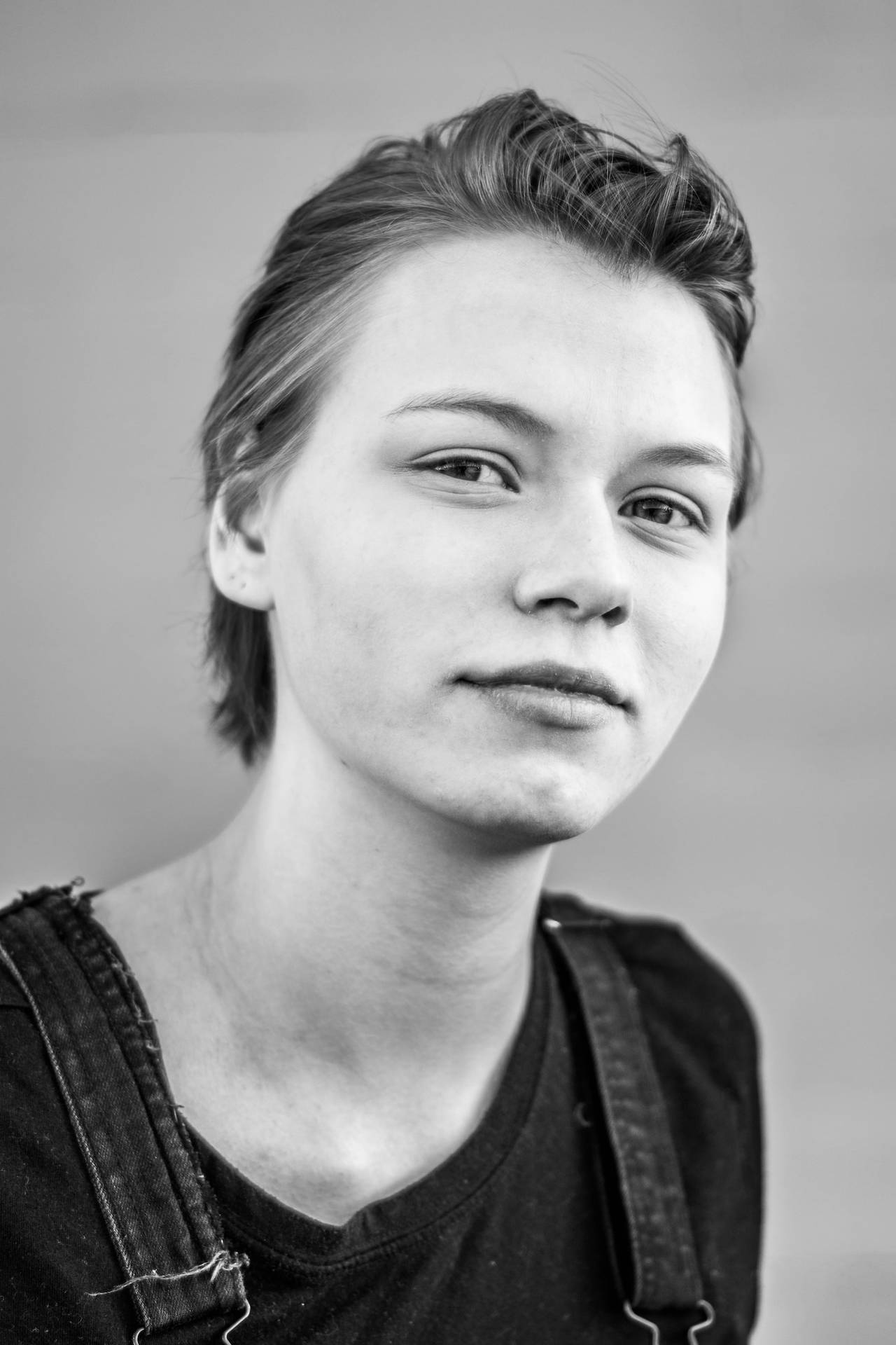 Beautiful Black And White Portrait Shot Of A Teenage Girl Background