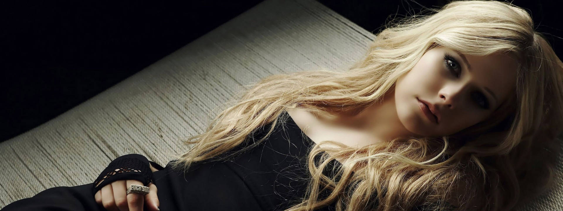 Beautiful Blonde Avril Lavigne Background