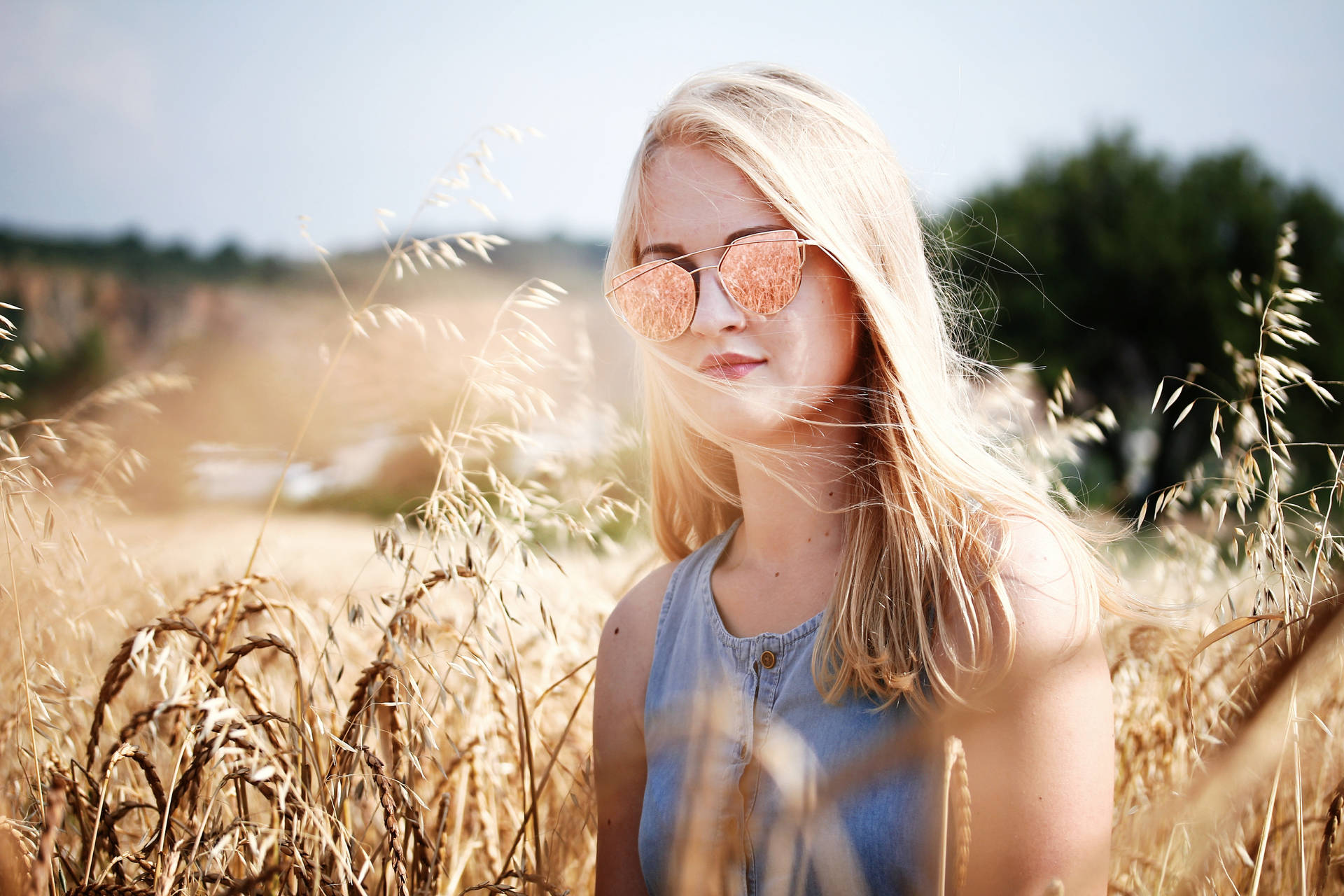 Beautiful Girls In The Field Background