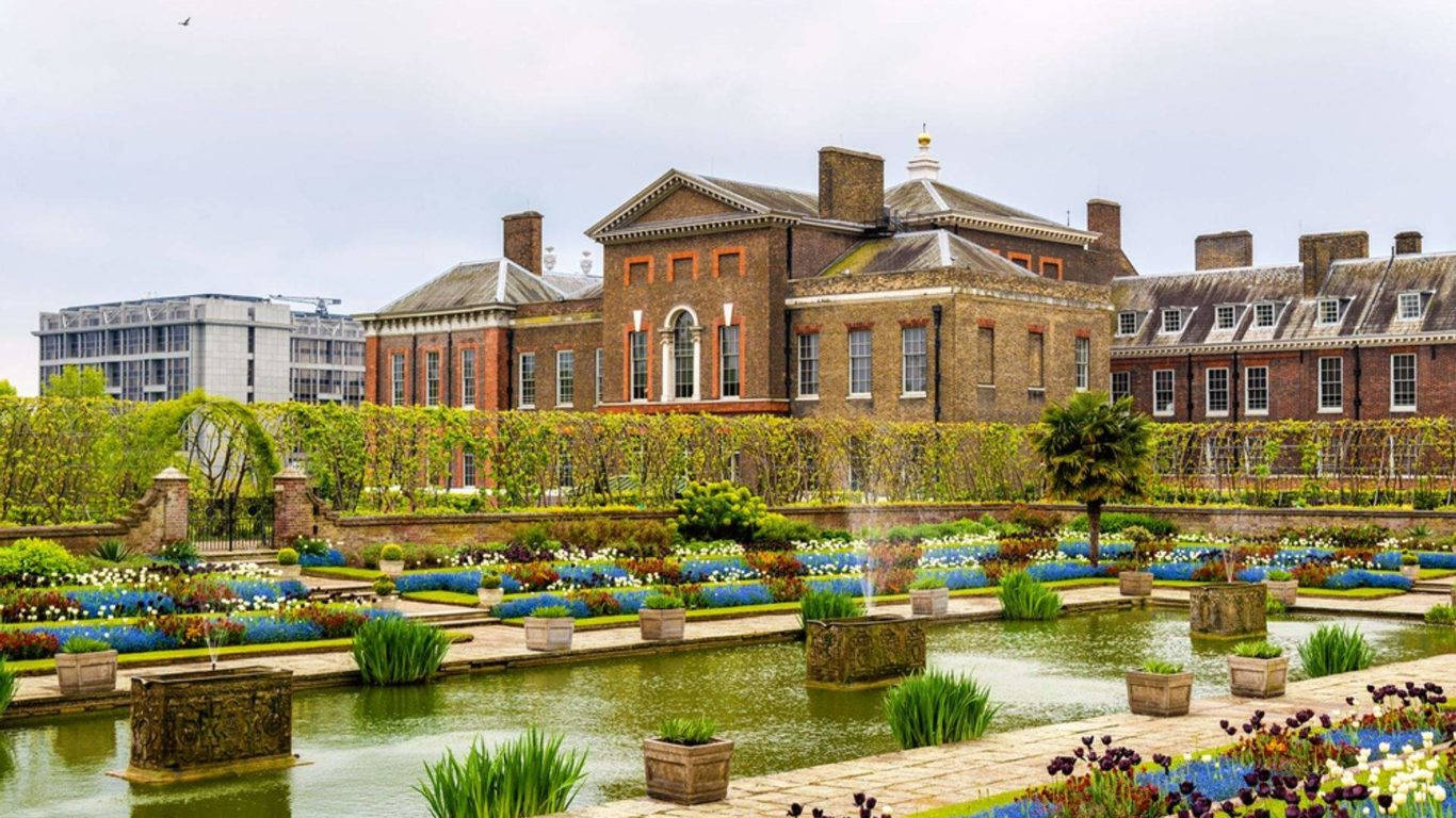 Beautiful Kensington Palace And Garden Background