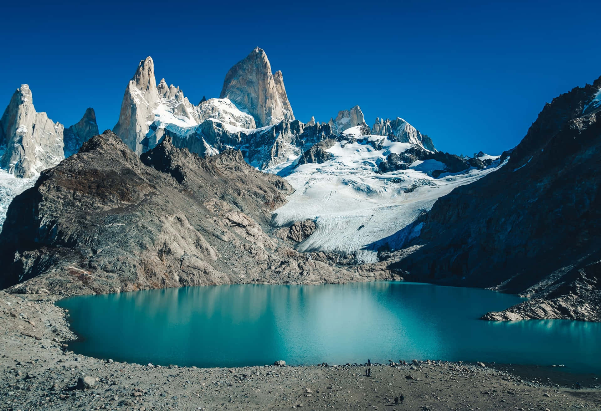 Beautiful Lake Of The Famous El Chalten Background