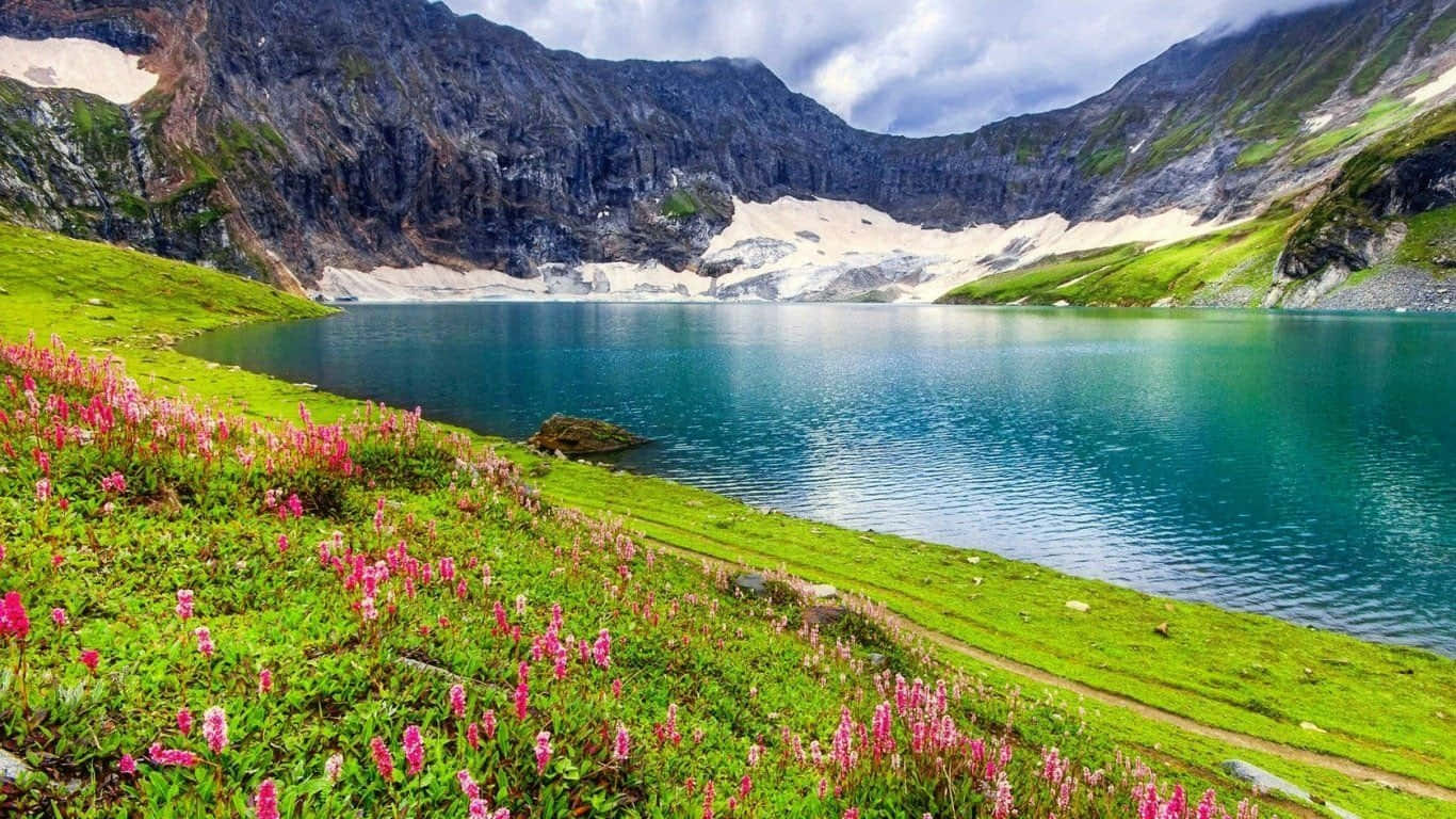 Beautiful Lake Ratti Gali In Neelum Valley Pakistan Background