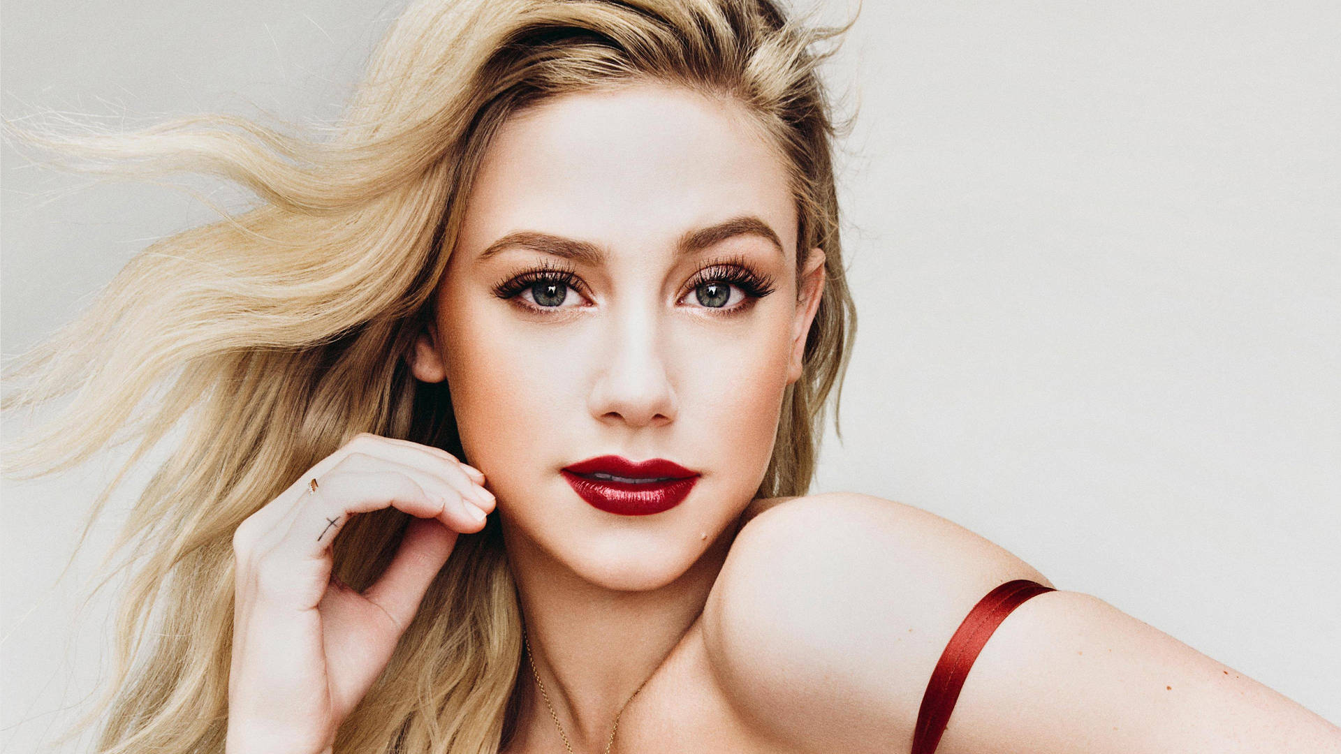 Beautiful Lili Reinhart Background