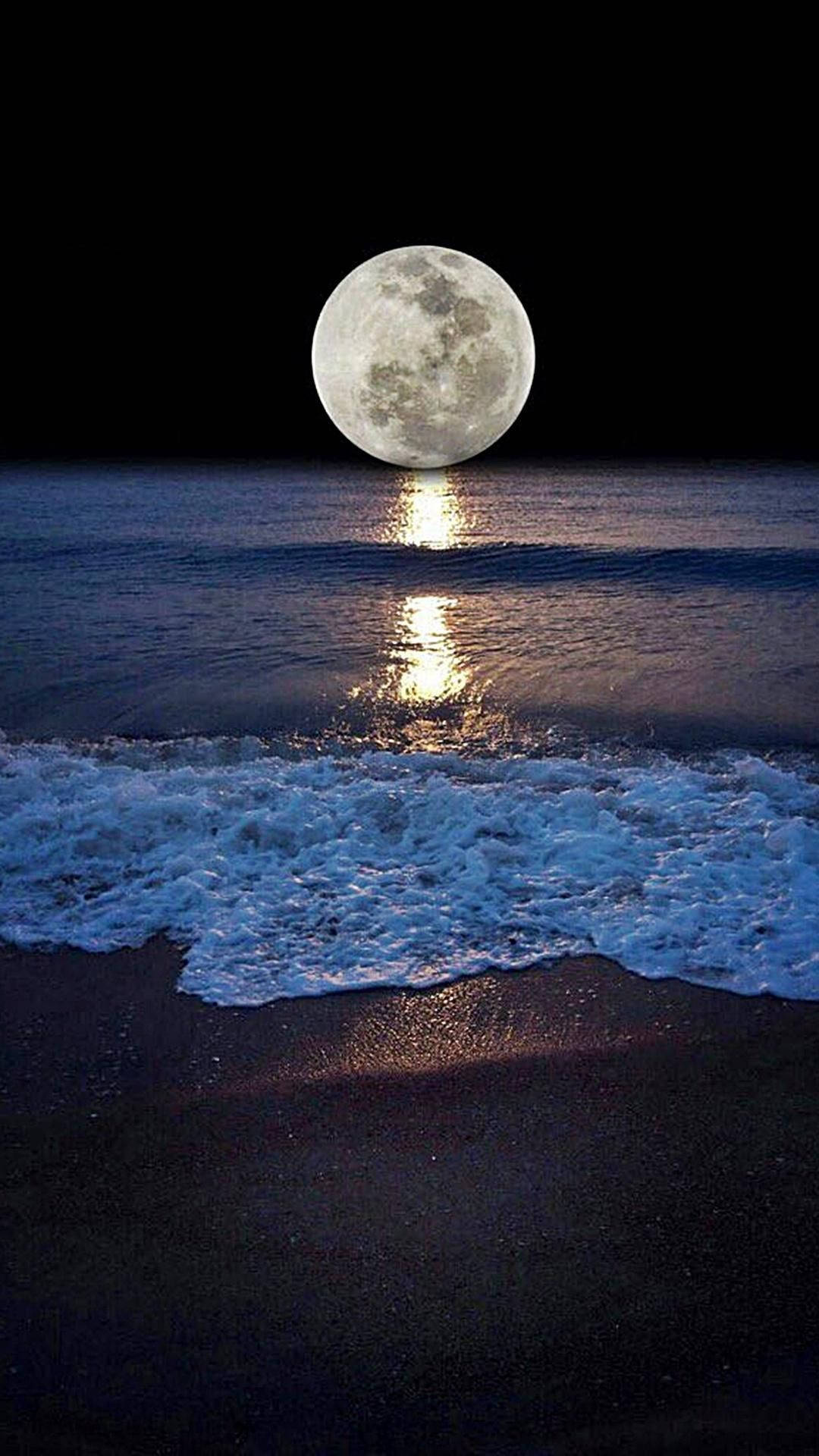 Beautiful Moon In The Sea Background