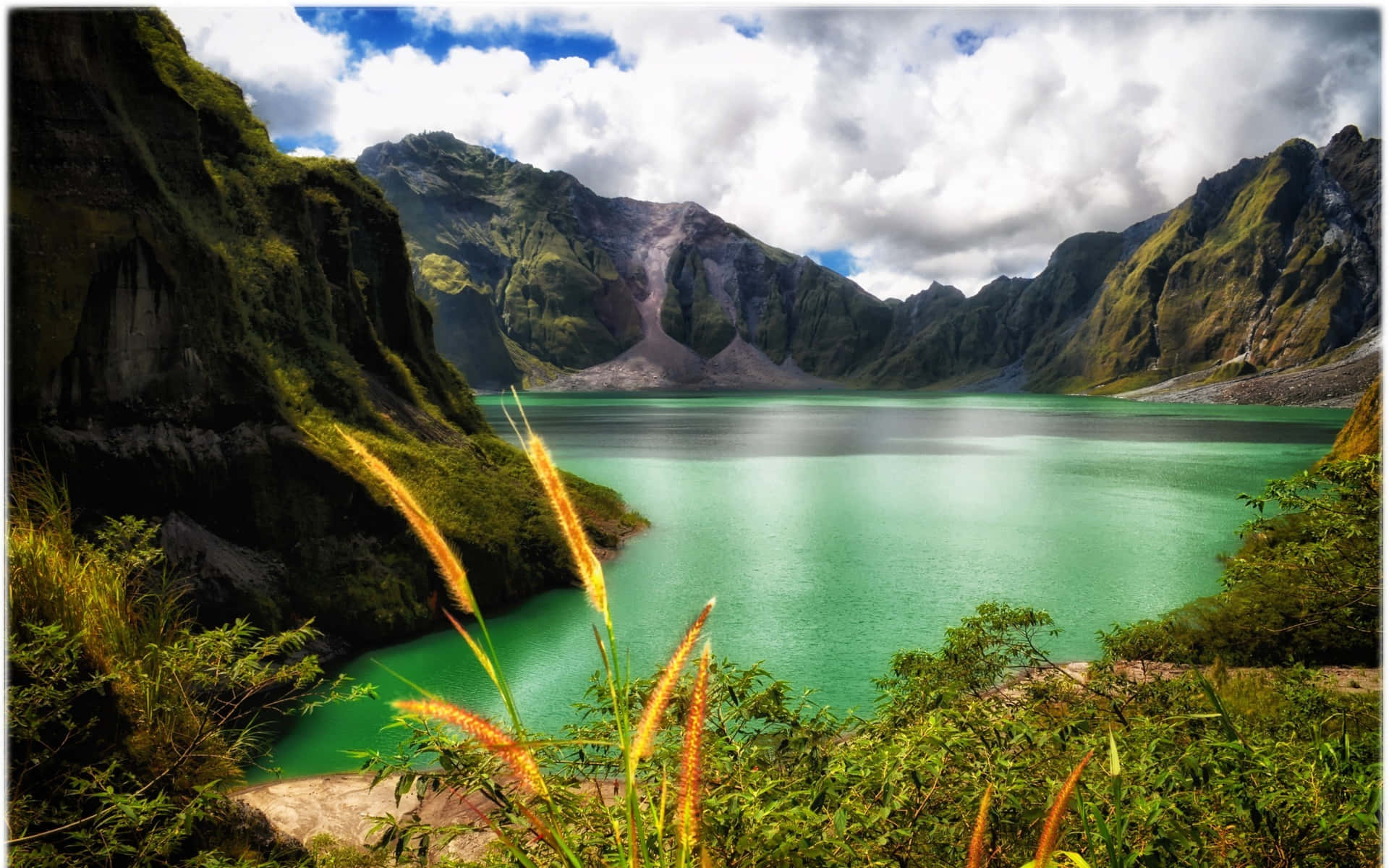 Beautiful Mountain Lake With Emerald Green Waters Background