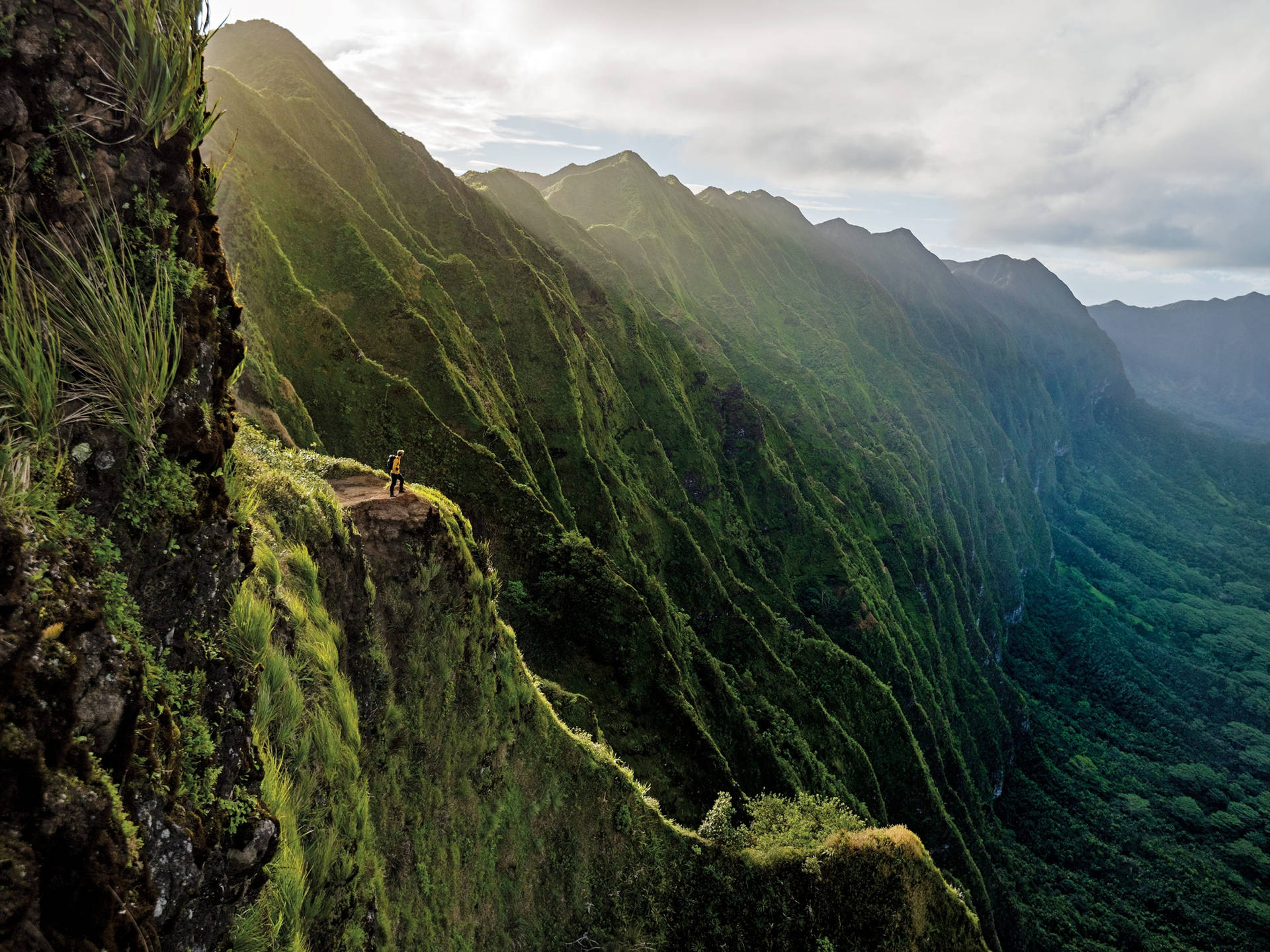 Beautiful Oahu Mountains Background