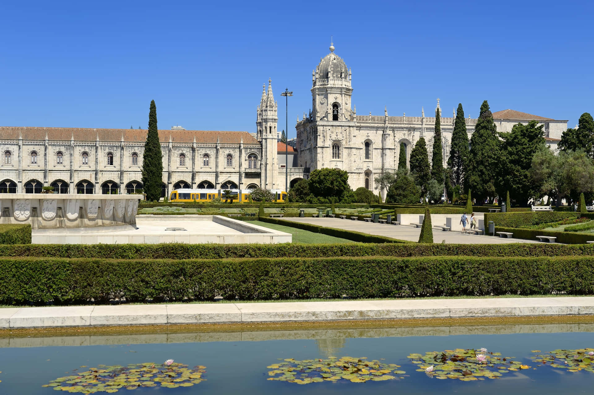 Beautiful Reflection Of Mosteiro Dos Jeronimos In A Serene Pond. Background