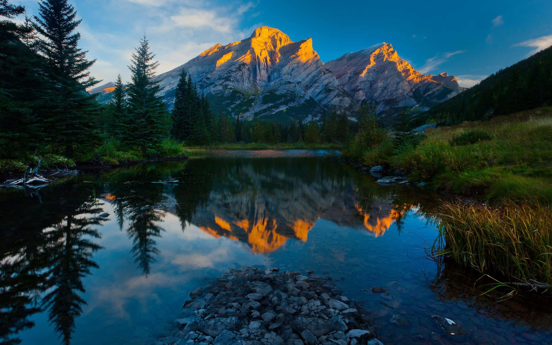 Beautiful Scenery Mountain Lake Desktop Background