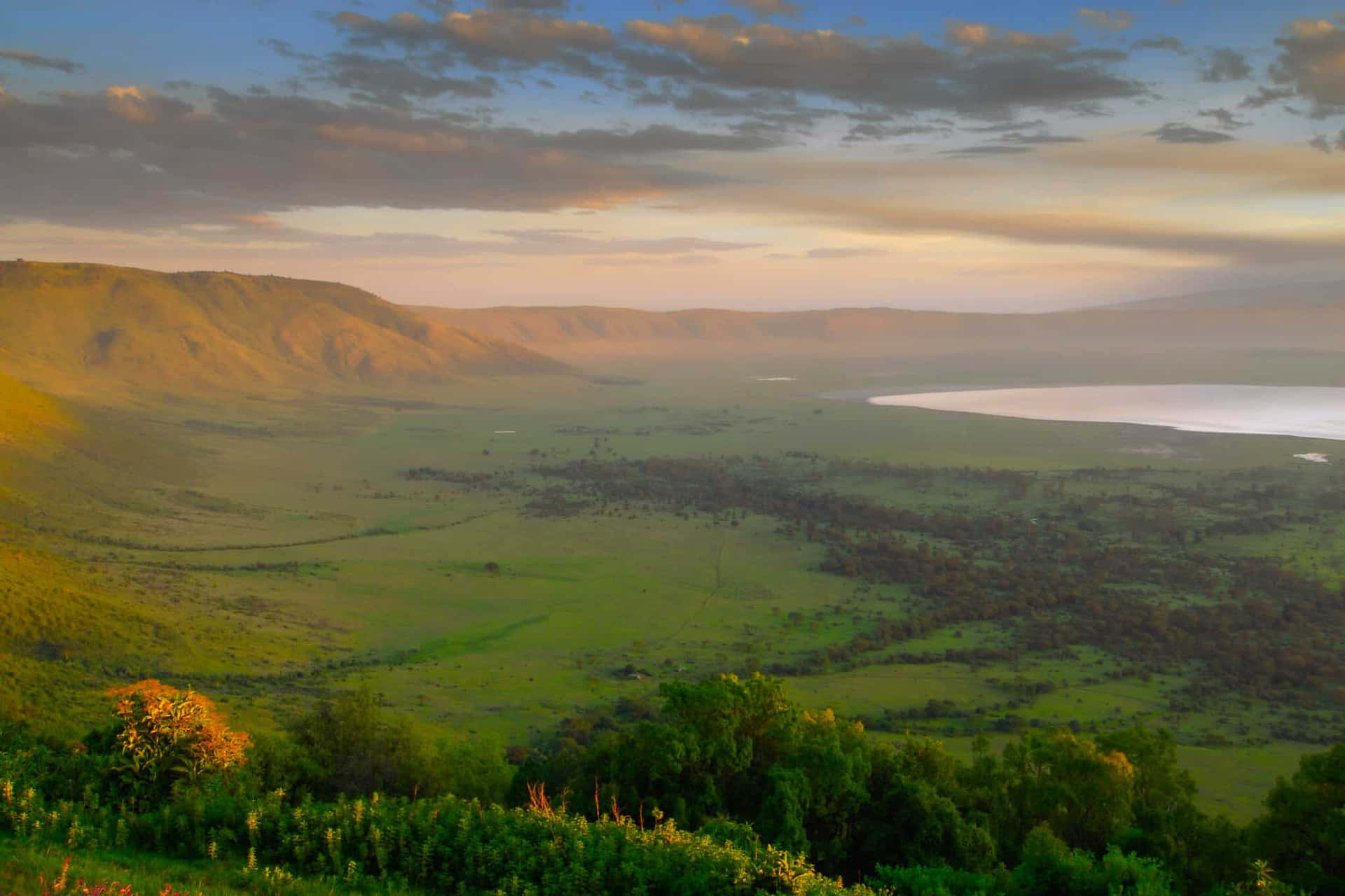 Beautiful Scenery Of Northern Tanzania Ngorongoro Crater Background