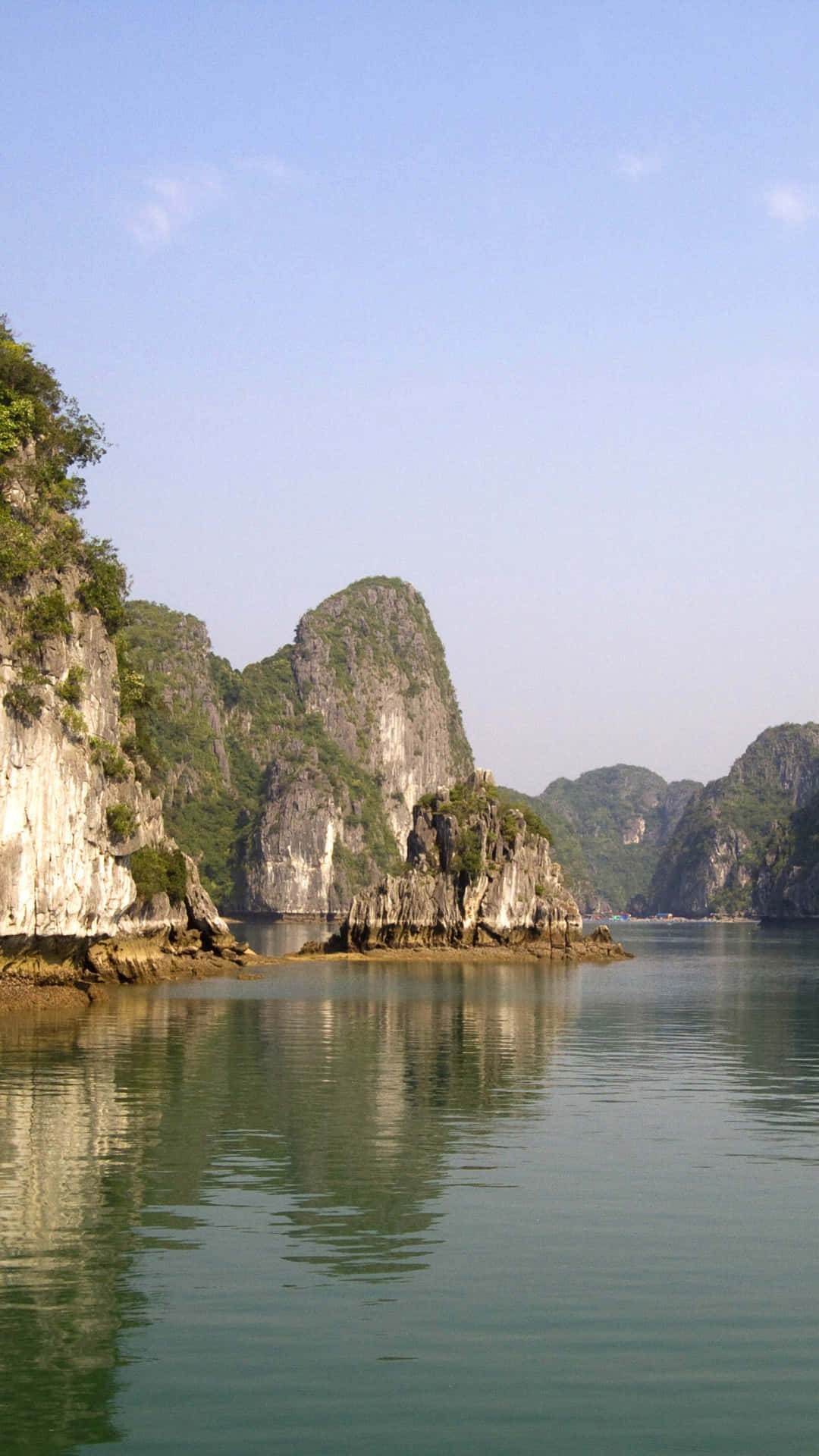 Beautiful Scenery Of Vietnam's Halong Bay Background