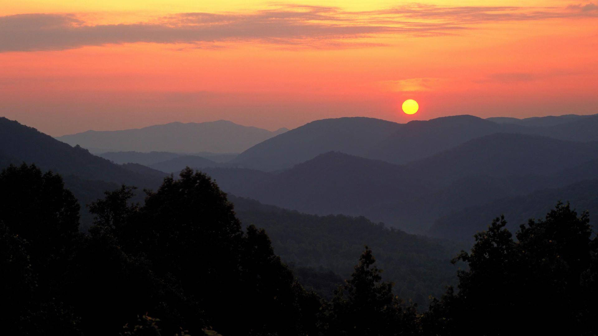 Beautiful Shade Of Sunset In The Great Smoky Mountains Background