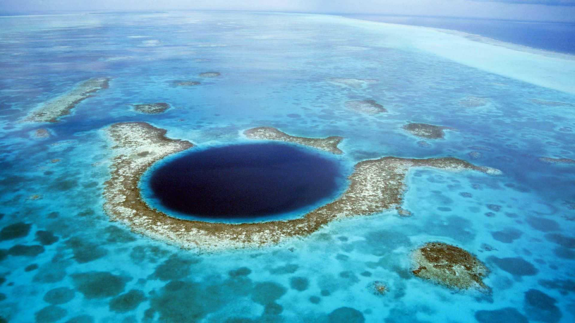 Beautiful Sight Of Great Blue Hole Background