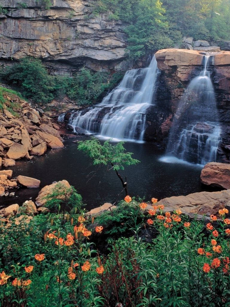 Beautiful Waterfall Flow Into Lake Background