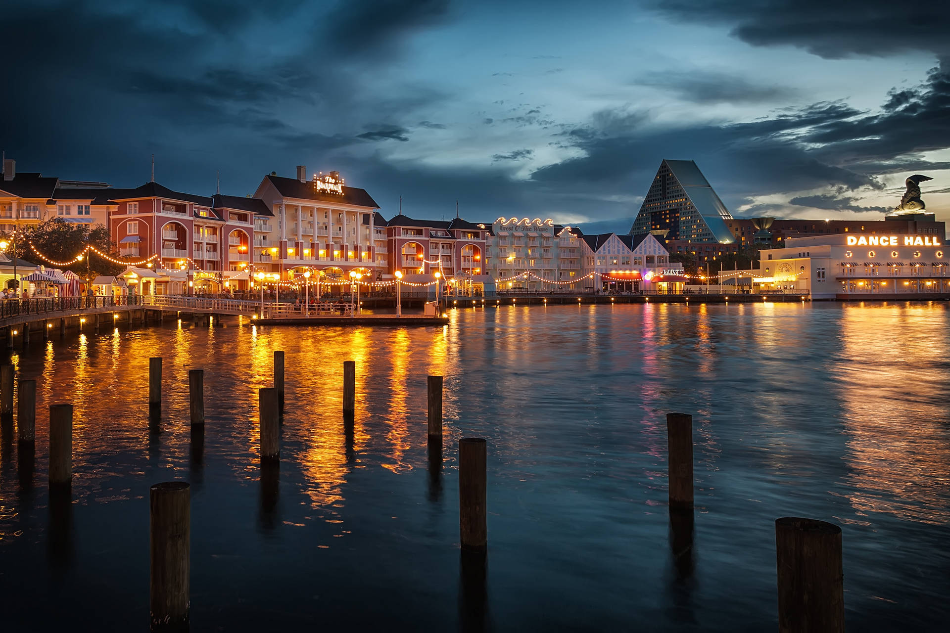 Beautiful Waterfront Architecture In Orlando Background