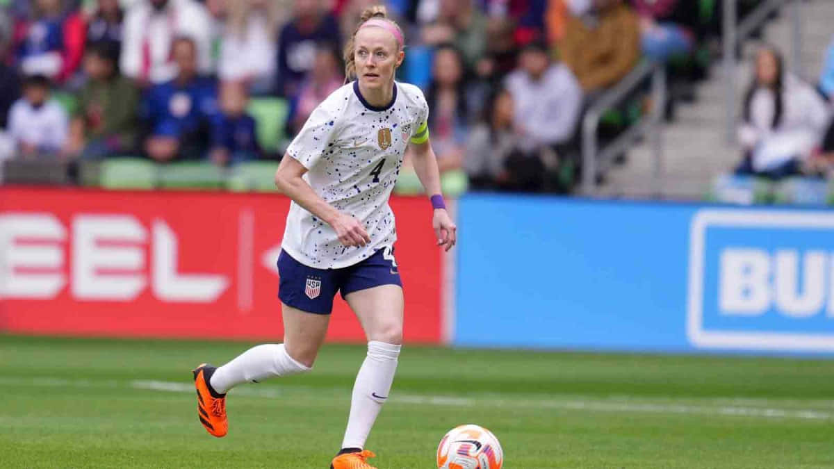 Becky Sauerbrunn In Action - Women's Soccer Star Background