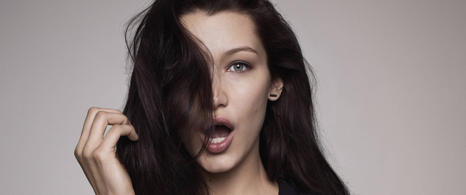 Bella Hadid American Fashion Supermodel Background