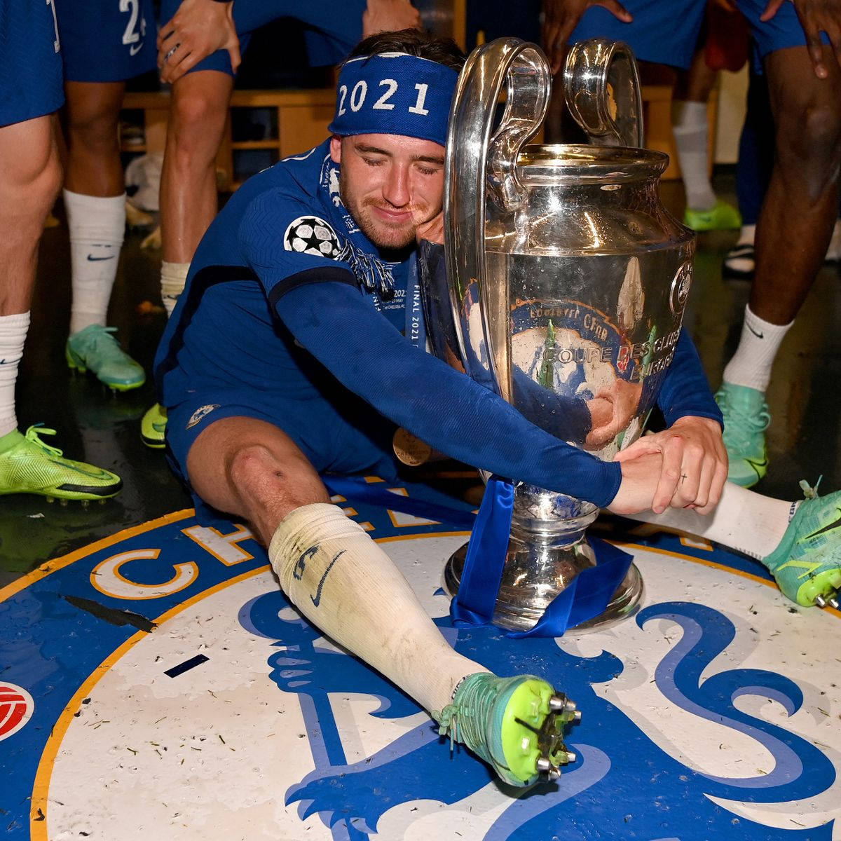 Ben Chilwell Hugging A Trophy Background