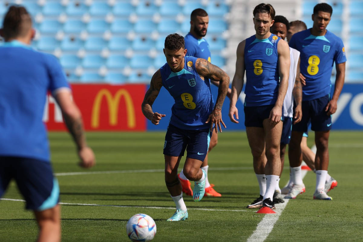 Ben White Training With Teammates Background