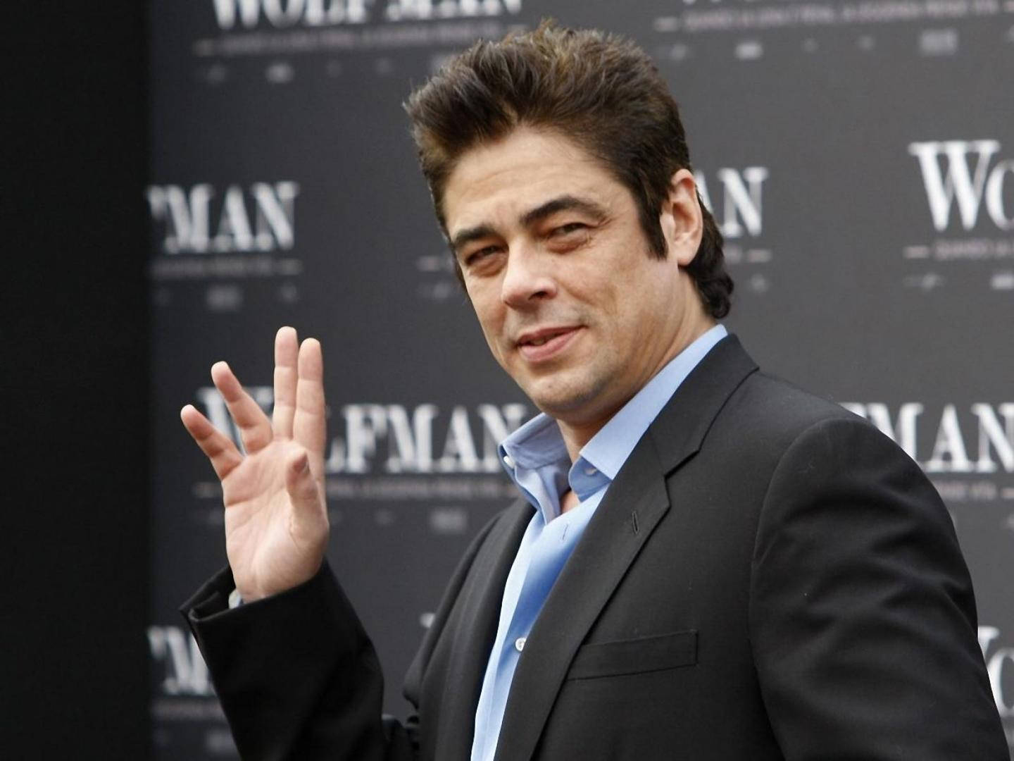 Benicio Del Toro The Wolfman 2010 Photocall Background