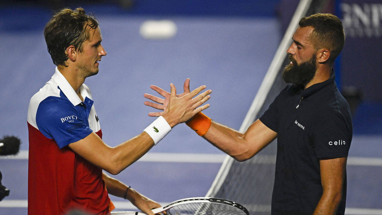 Benoit Paire Warmly Greets Fellow Tennis Star Daniil Medvedev Background