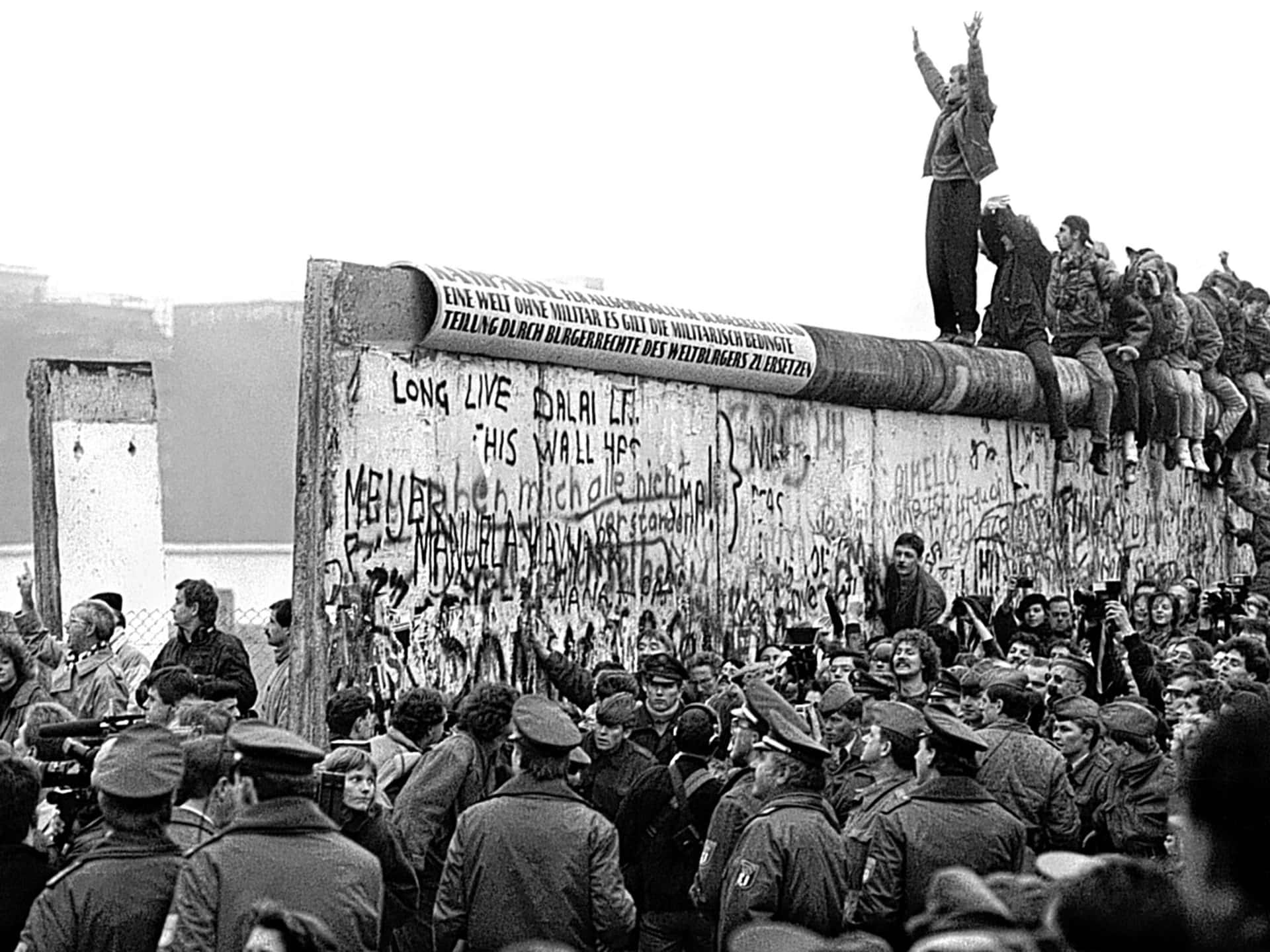 Berlin Wall Tumbled In November 1989 Background