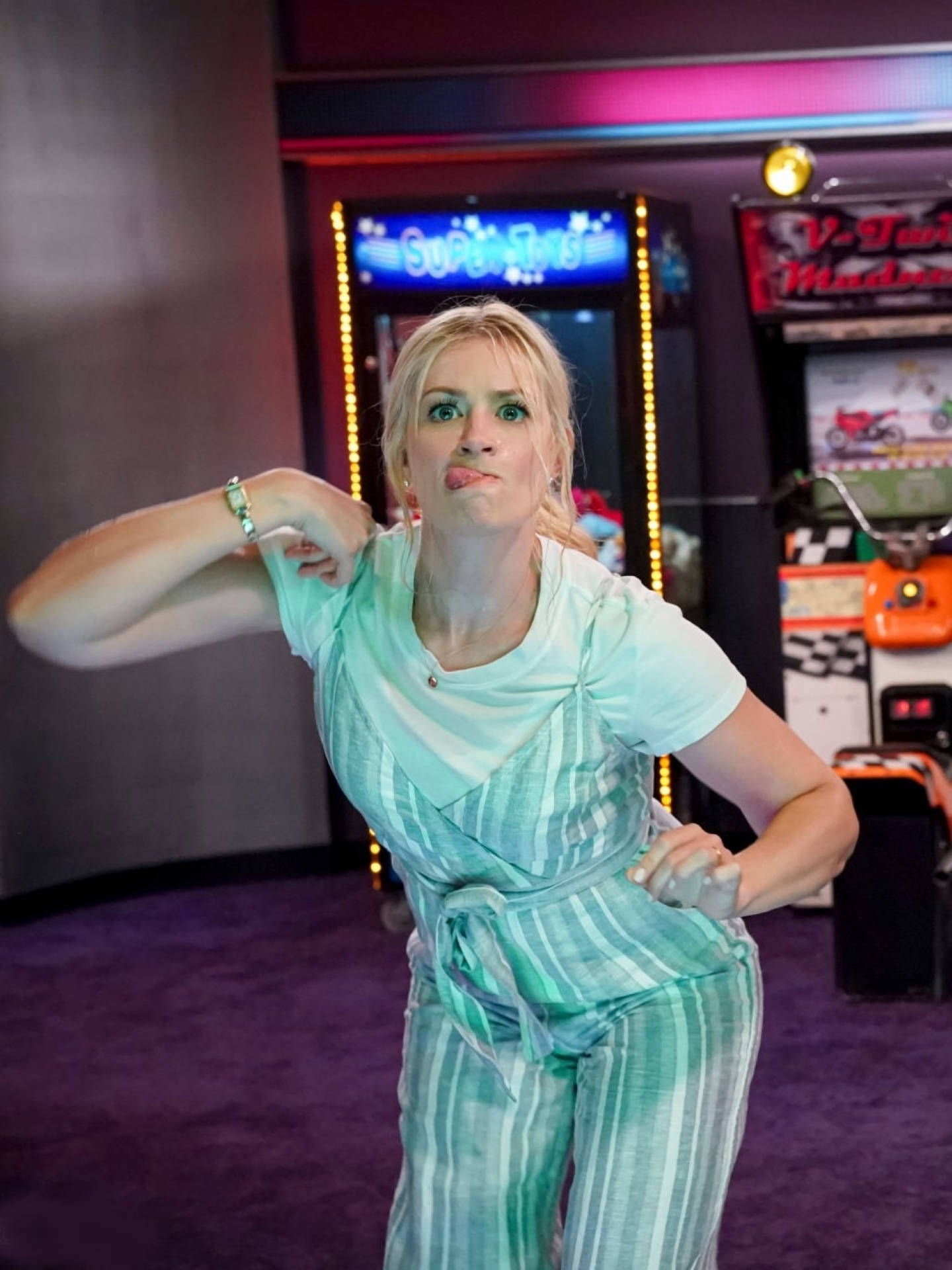 Beth Behrs Welcome To Bowling Background