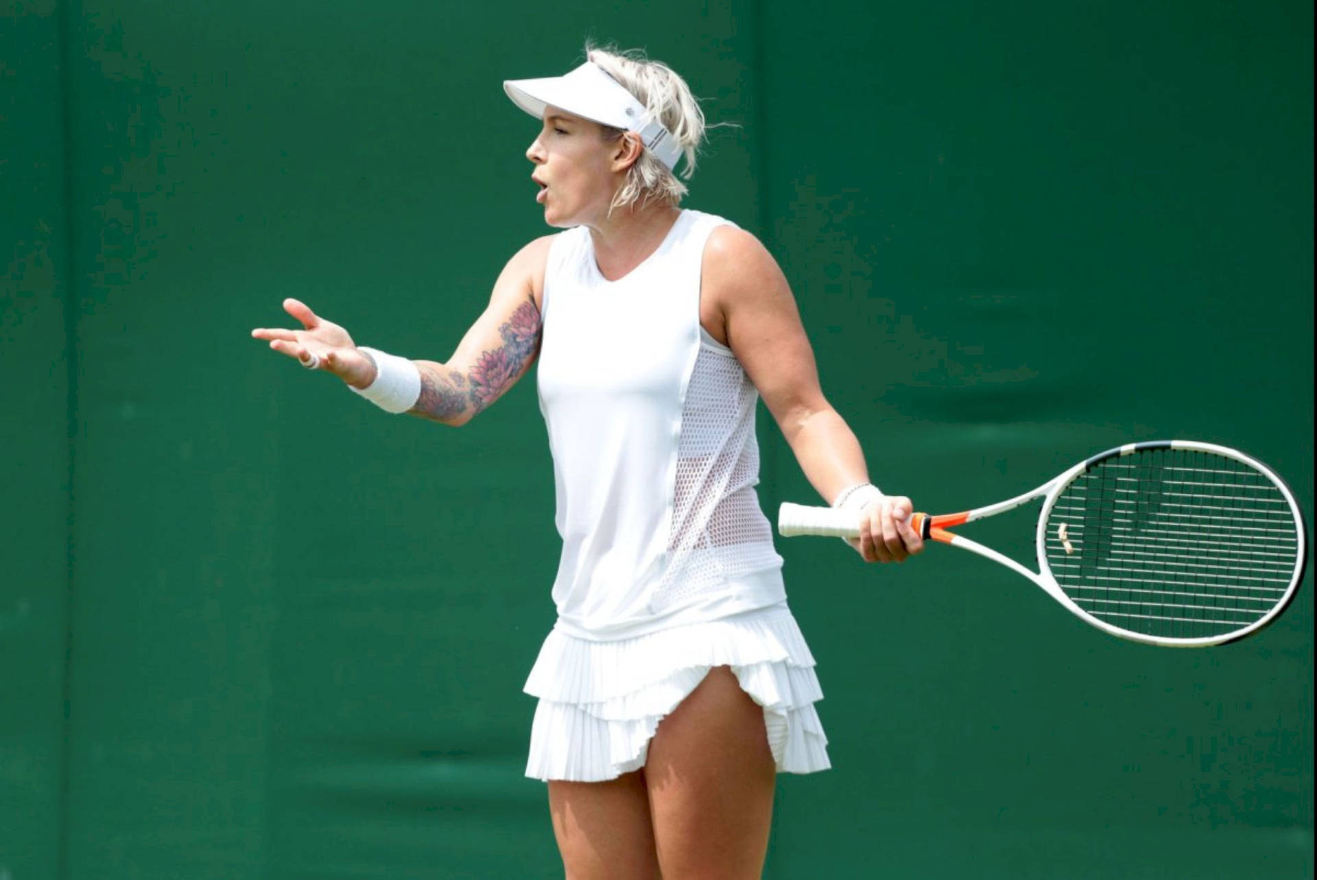 Bethanie Mattek-sands Gesturing Background