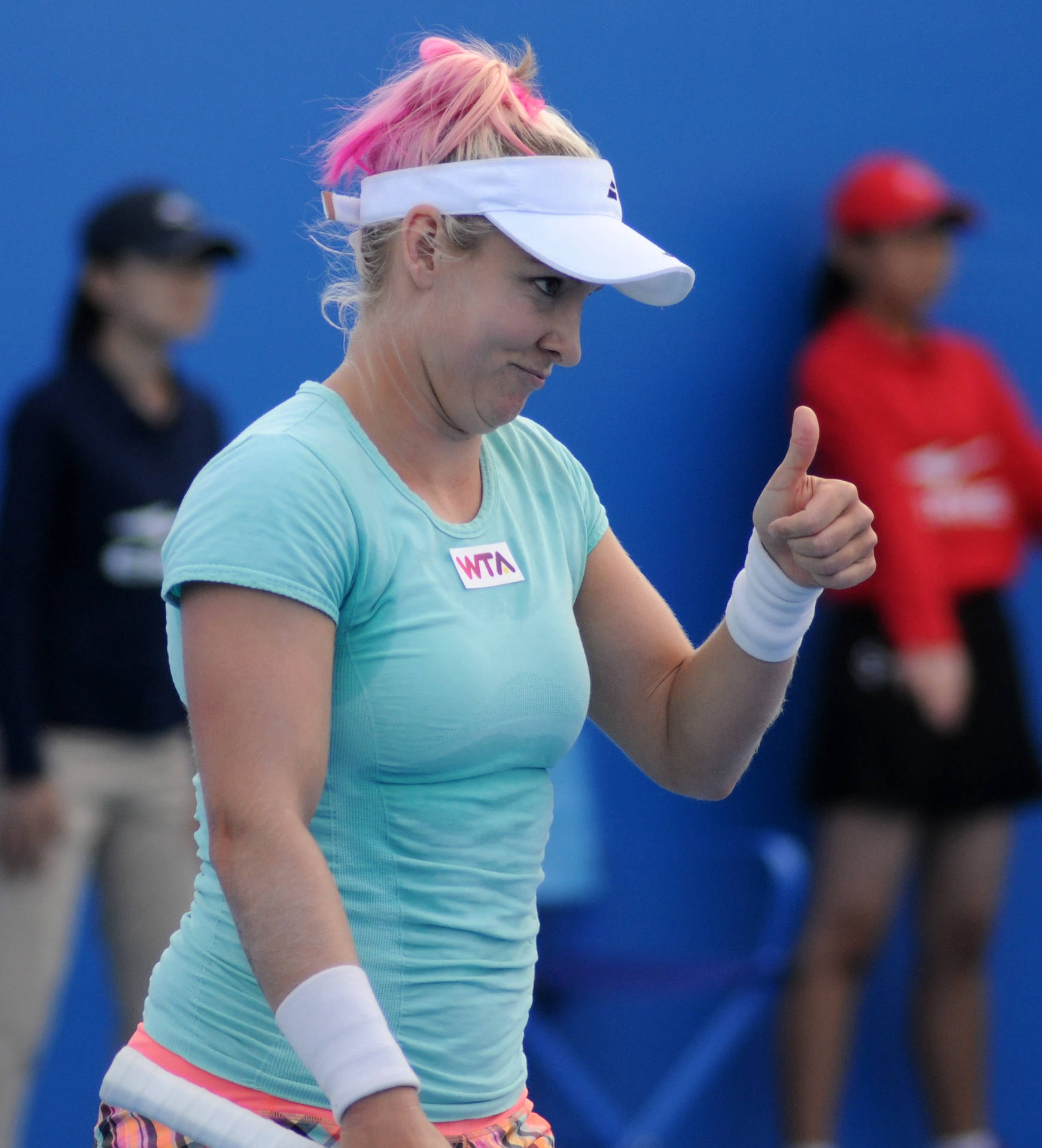 Bethanie Mattek-sands Giving A Thumbs Up Background