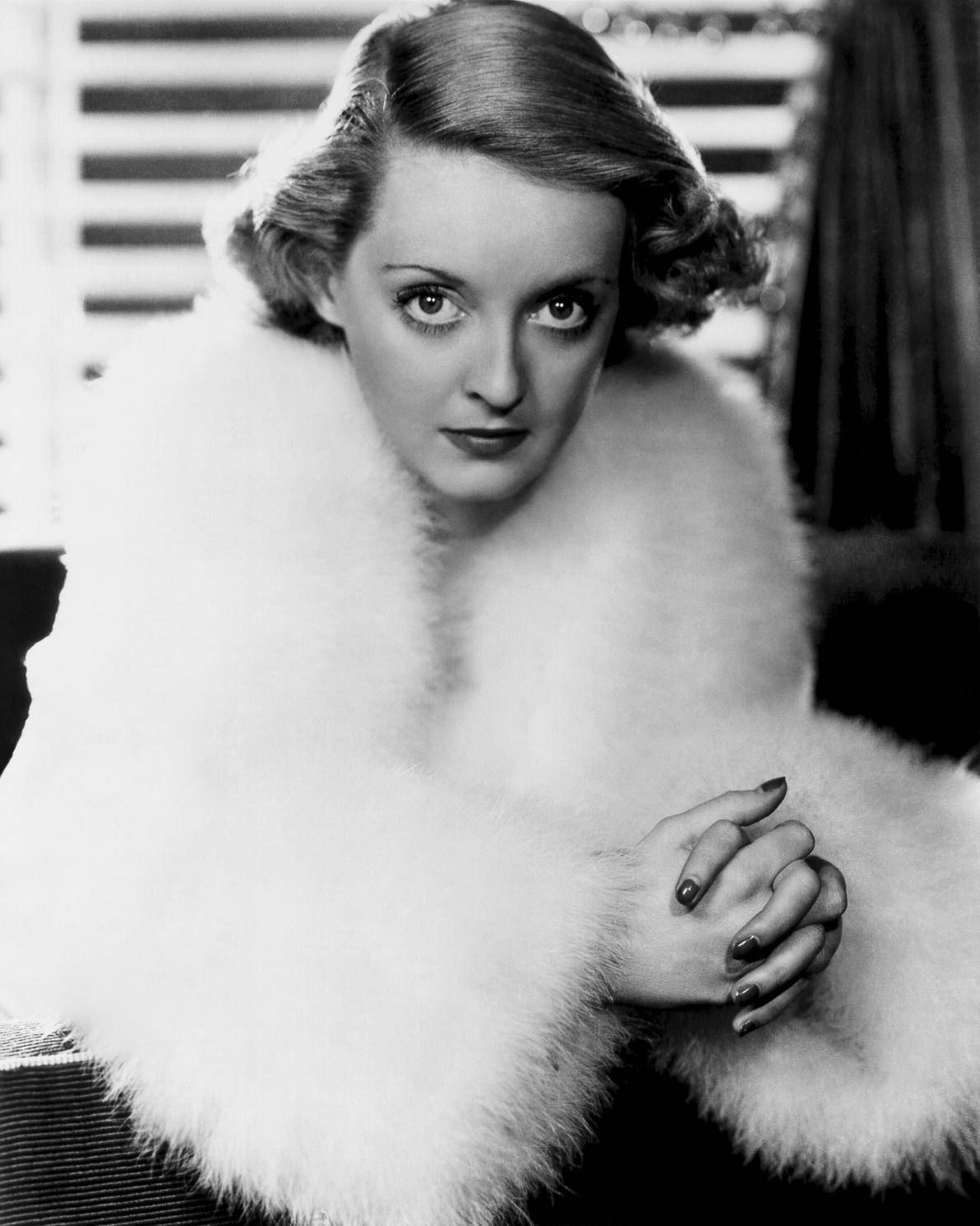 Bette Davis In White Furry Outfit Background