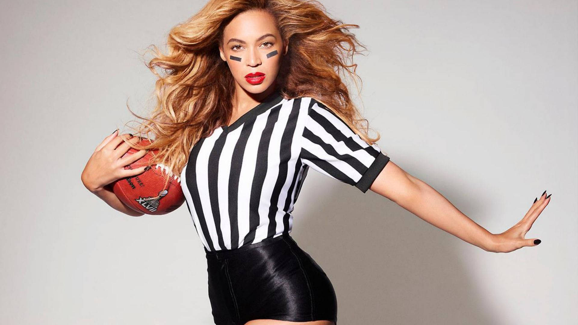 Beyonce Rocks An American Football Outfit Background