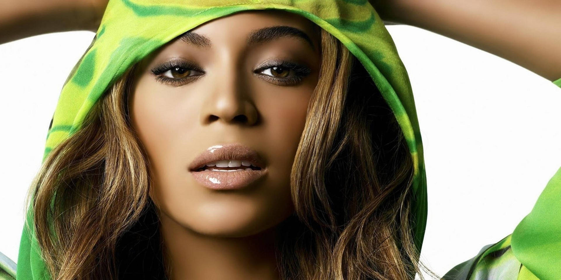 Beyonce Wearing A Green Hoodie Background