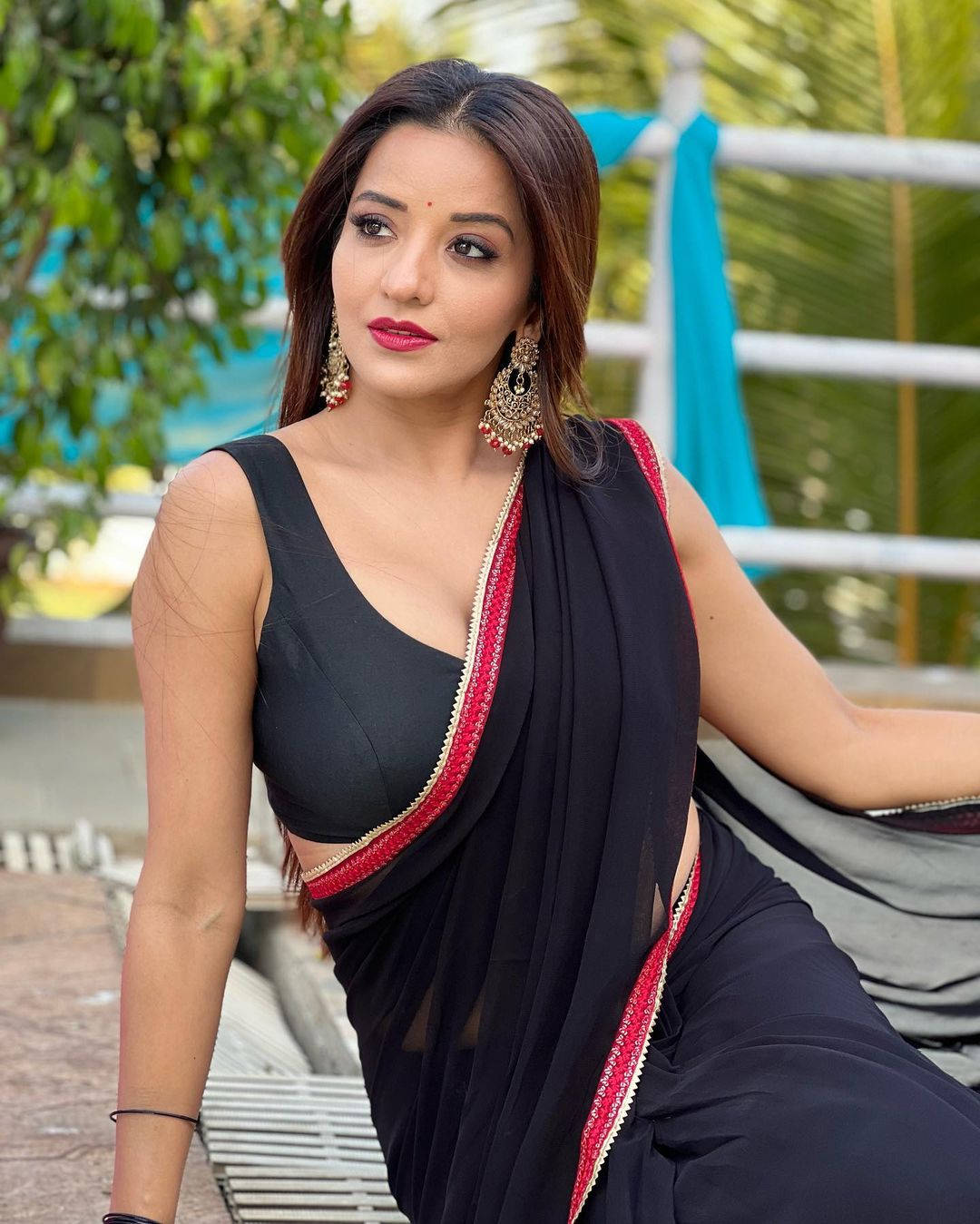 Bhojpuri Actress In Black Saree Background