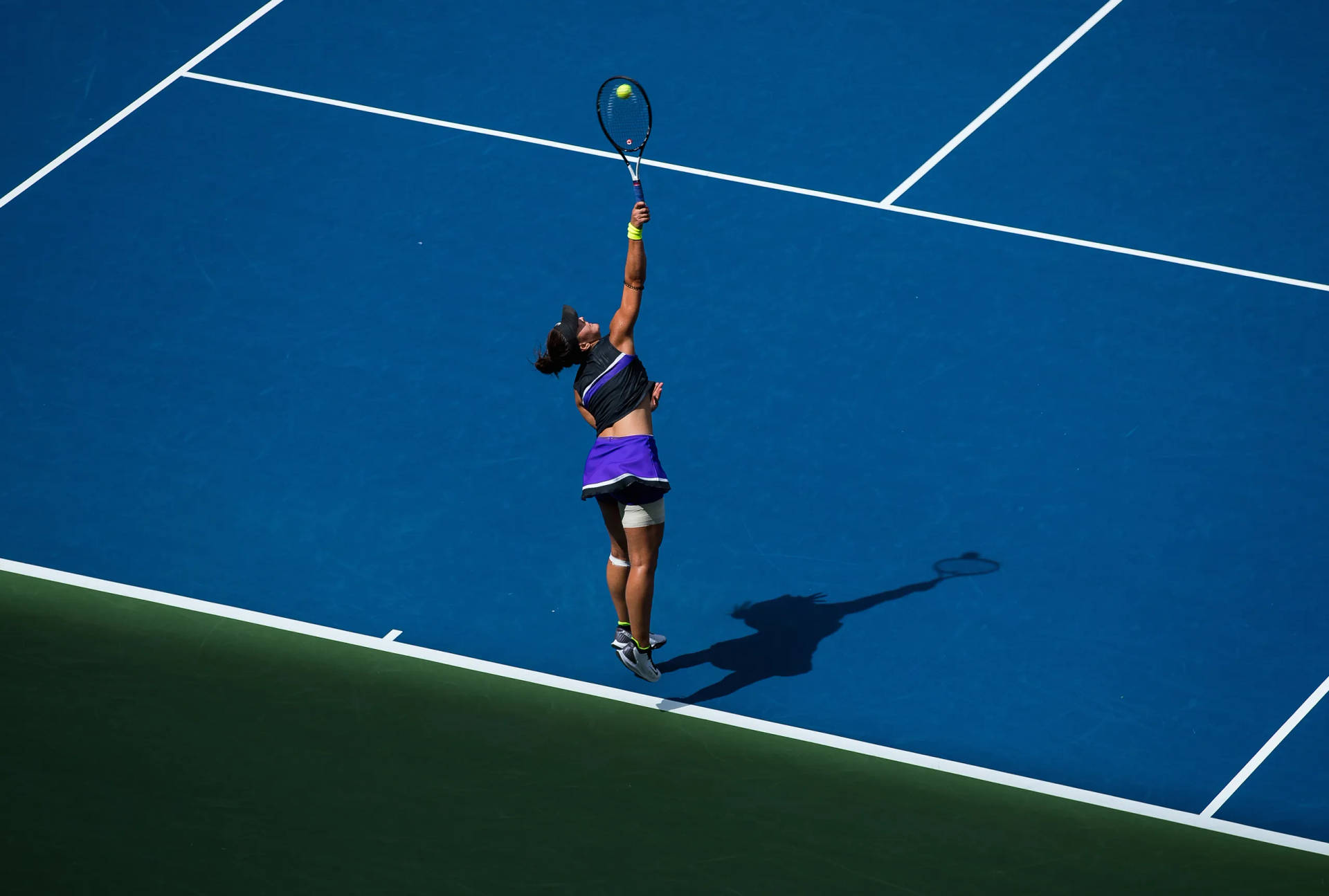 Bianca Andreescu In Action - Striving For Excellence Background