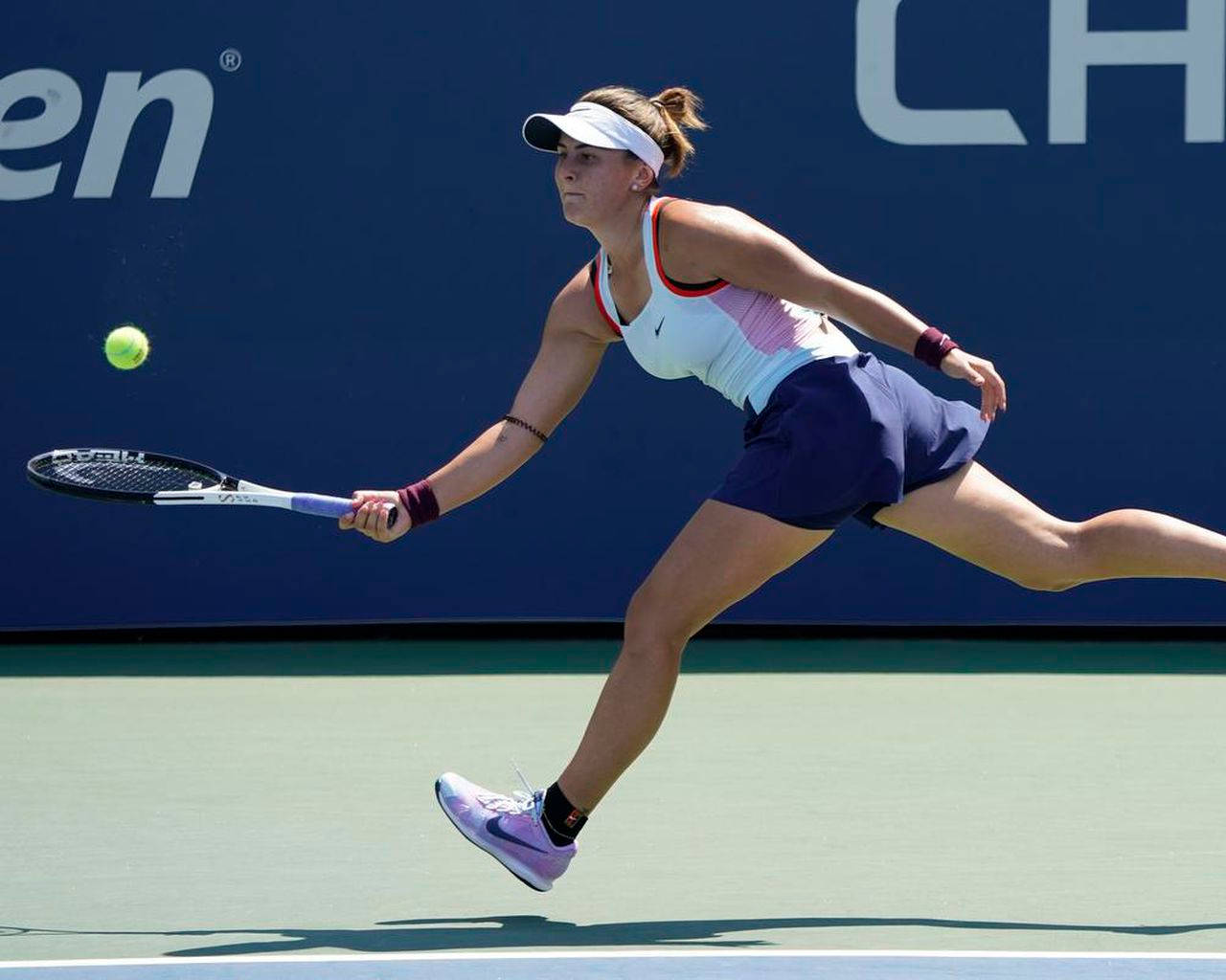 Bianca Andreescu Running To The Ball Background