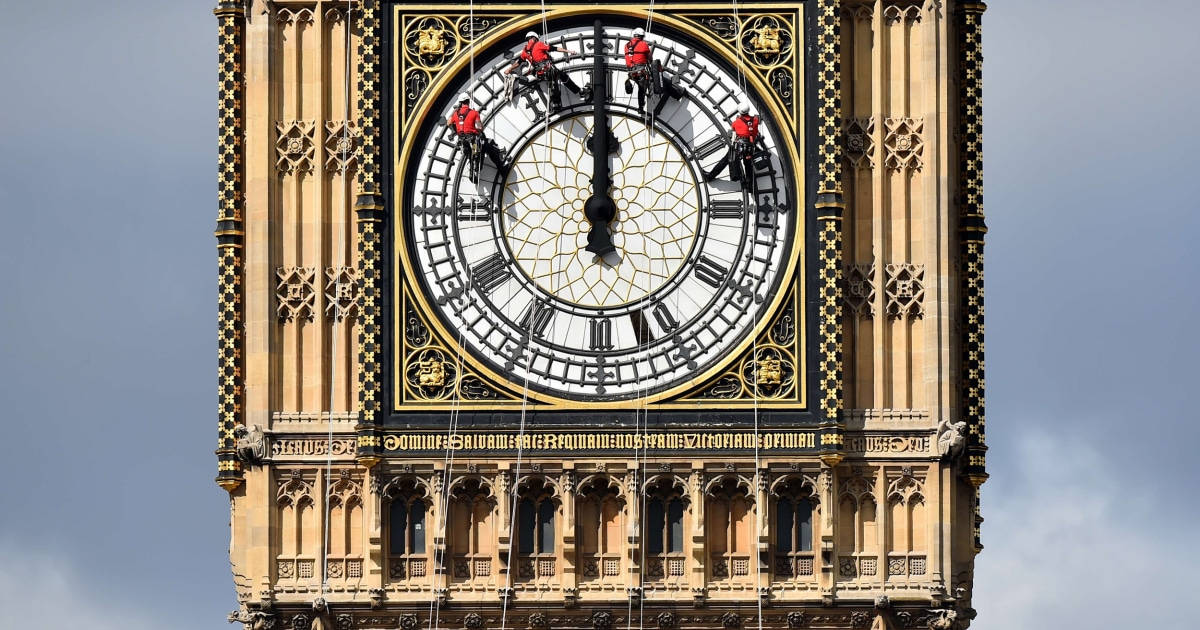 Big Ben Men On Ropes Background