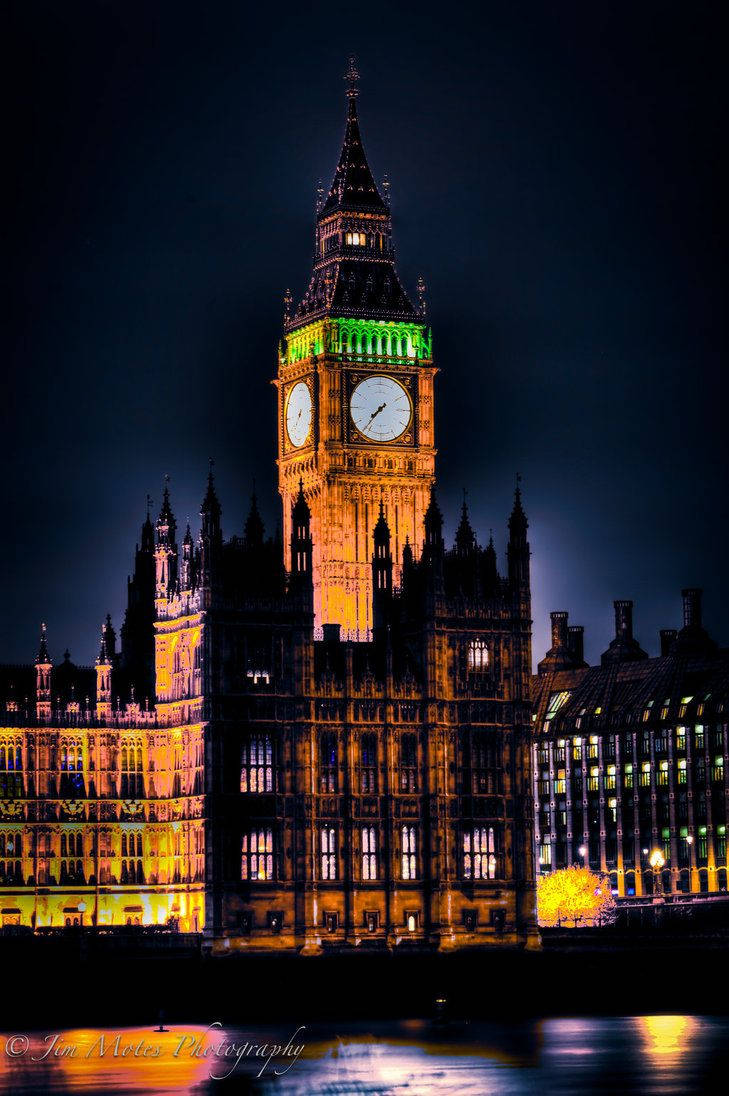 Big Ben Rising Up Background