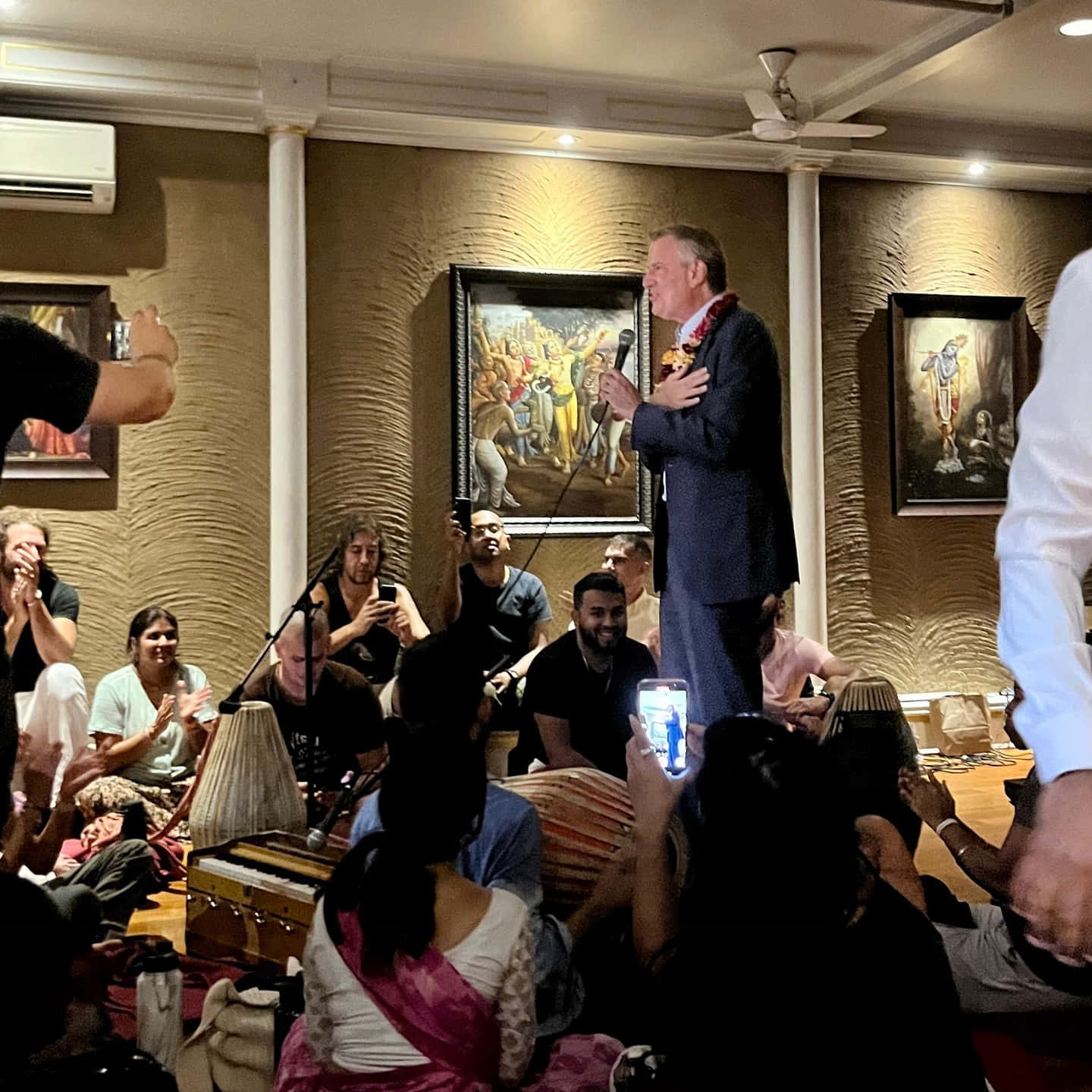 Bill De Blasio Being Photographed Background