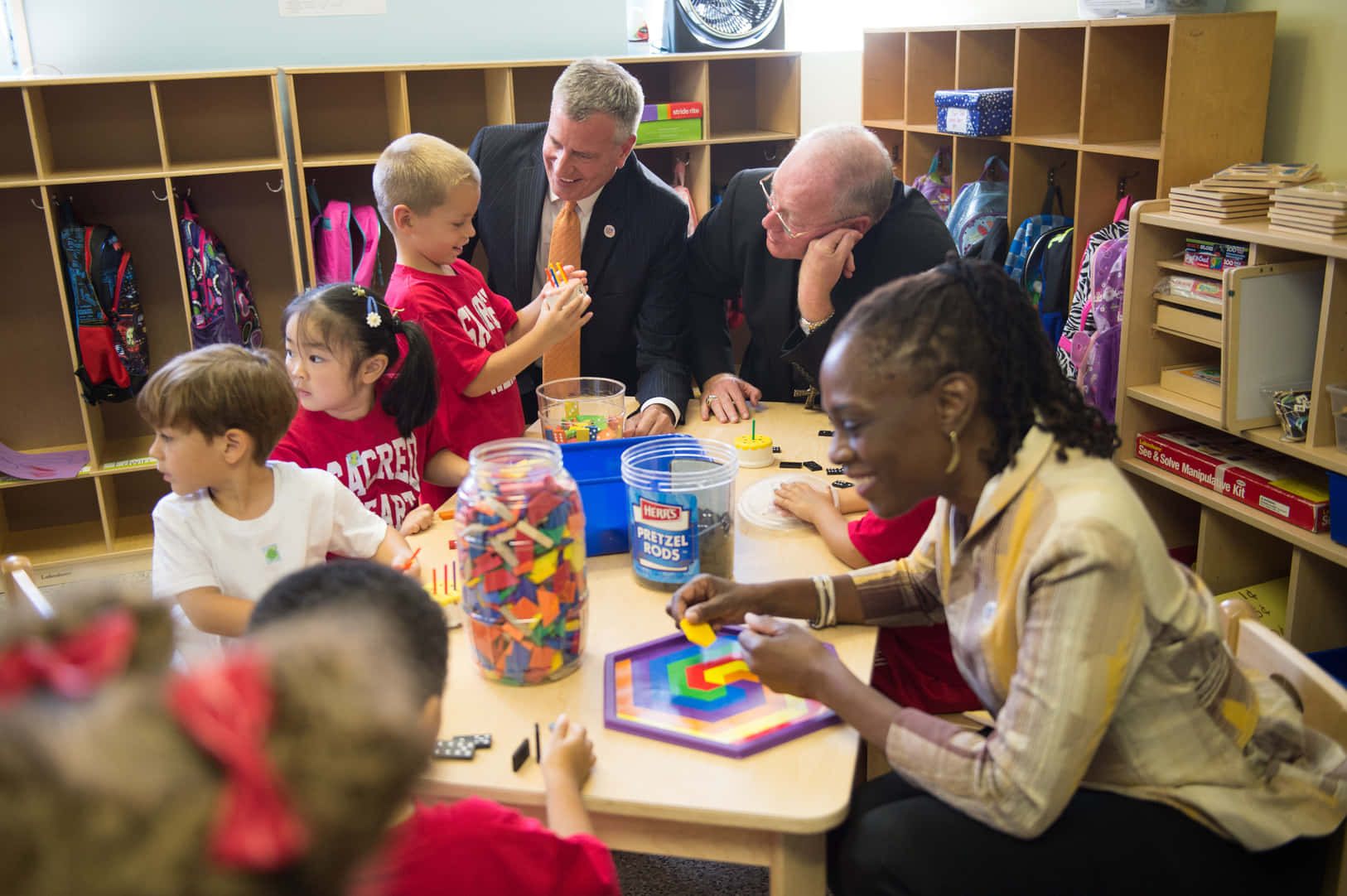 Bill De Blasio Interacting With Kids Background