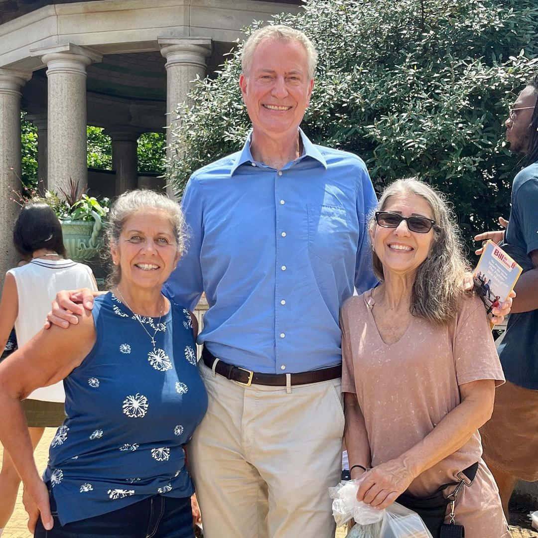 Bill De Blasio Smiling With Ladies Background