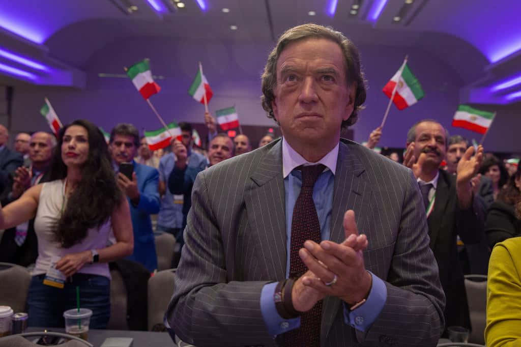 Bill Richardson Applauding At An Event Background