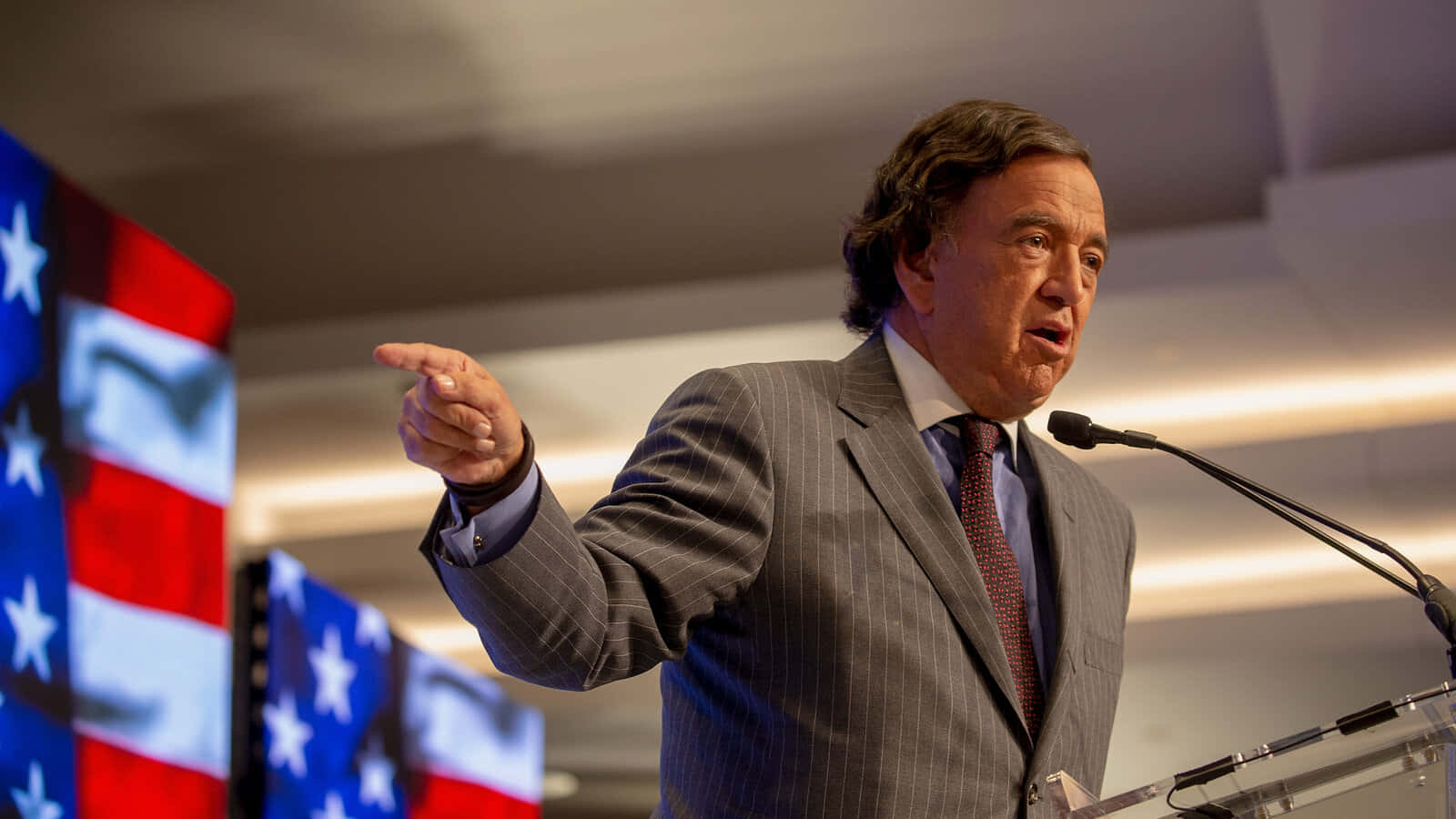 Bill Richardson Pointing During A Press Briefing Background