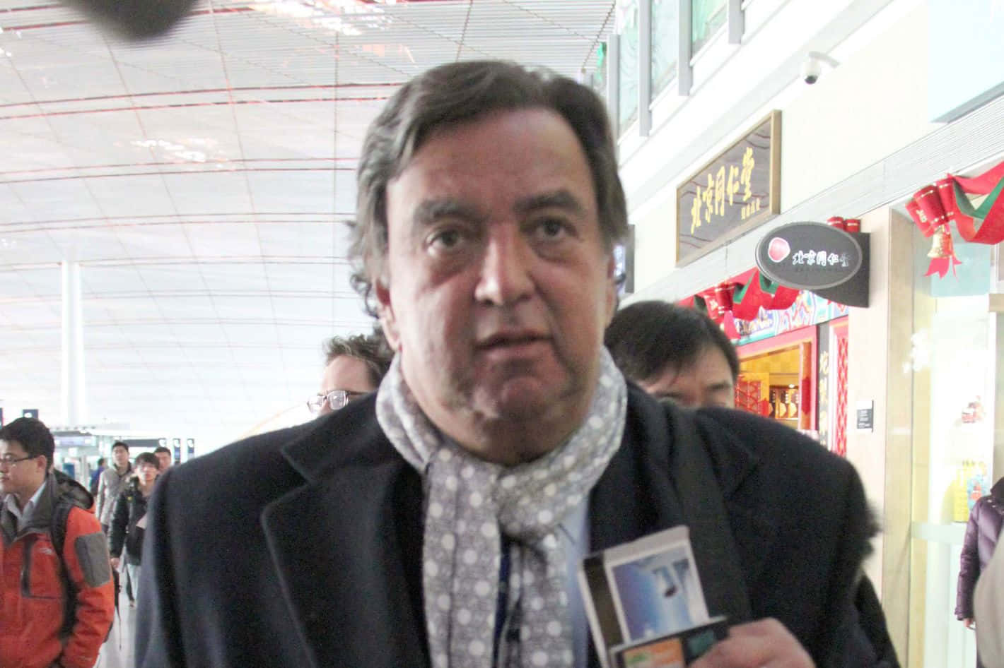 Bill Richardson Spotted At The Airport Background