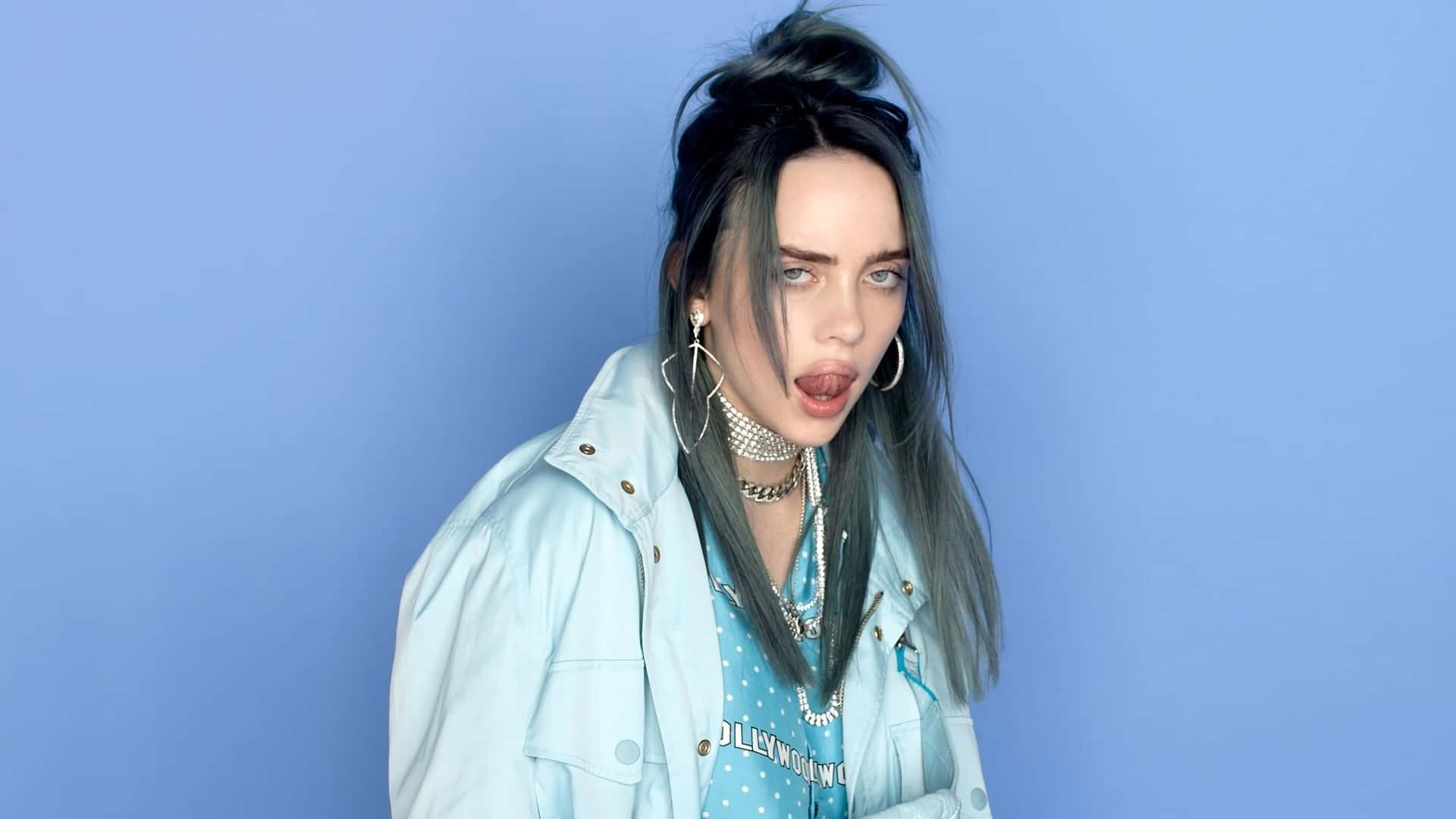 Billie Eilish With Her Laptop In A Cozy Home Setting. Background