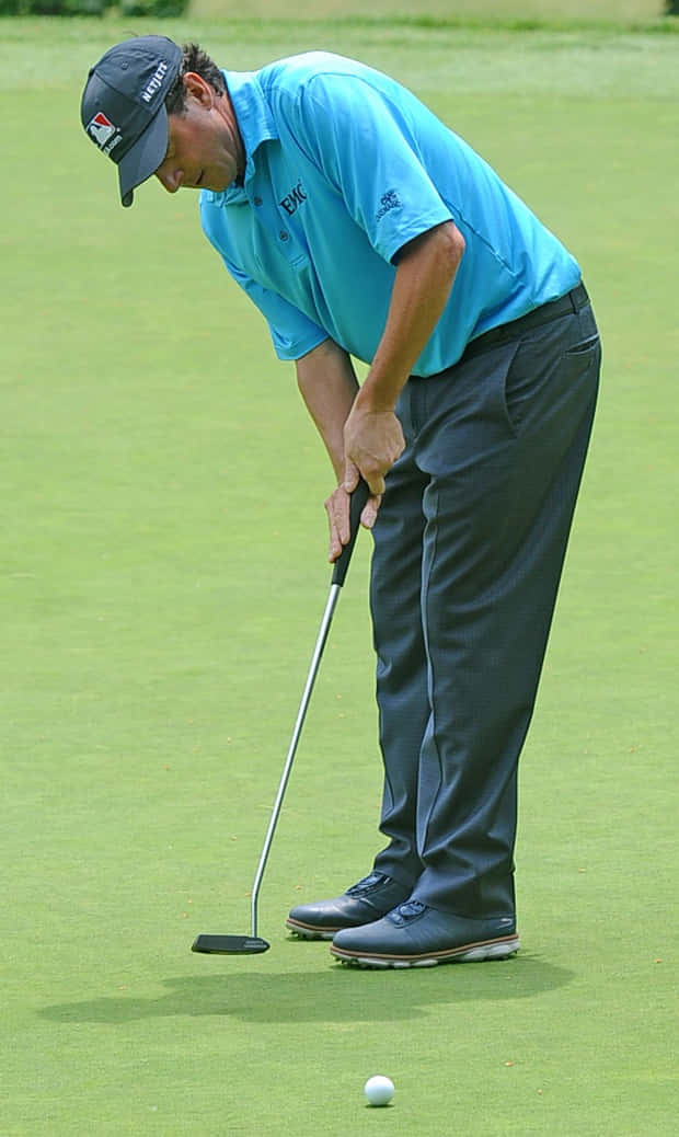 Billy Andrade Playing Golf Background