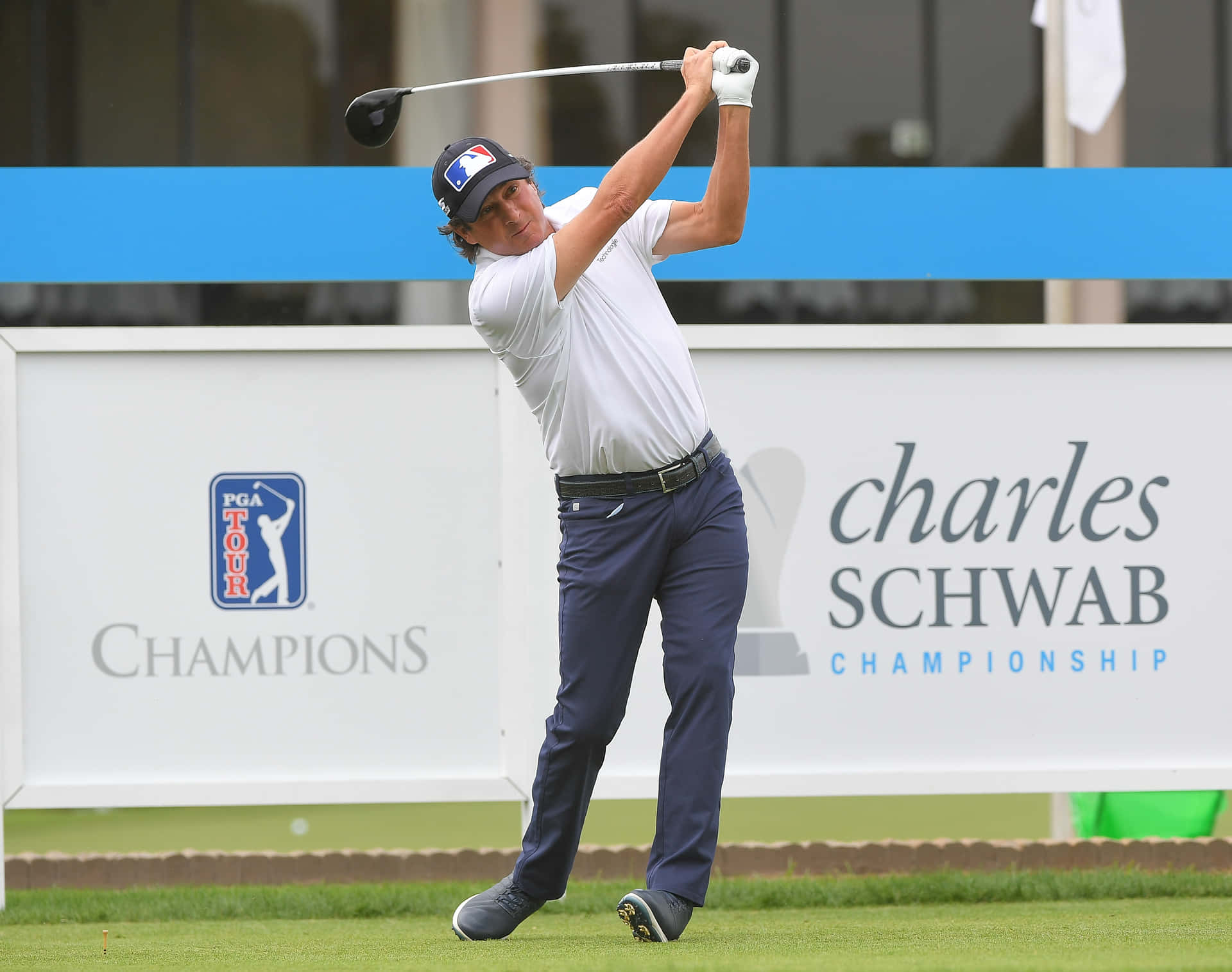 Billy Andrade Playing Golf Background