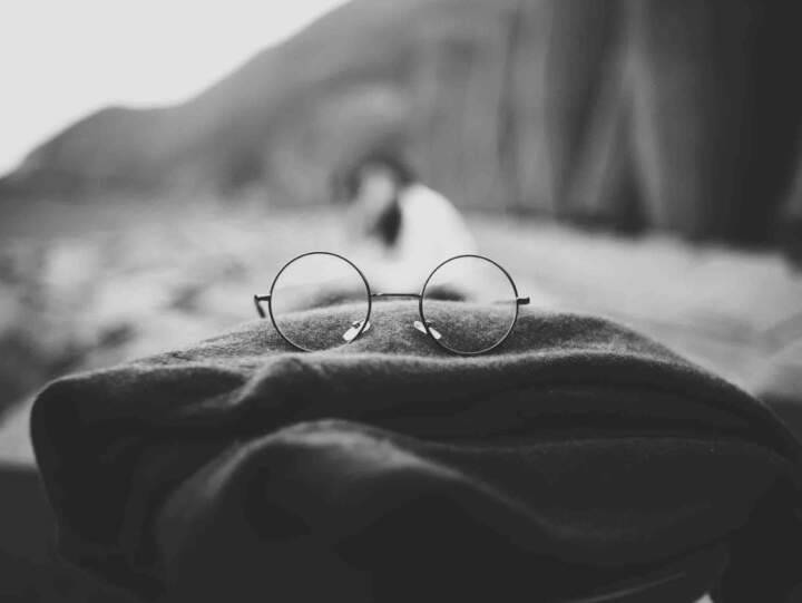 Black And White Aesthetic Hp Harry's Glasses Background