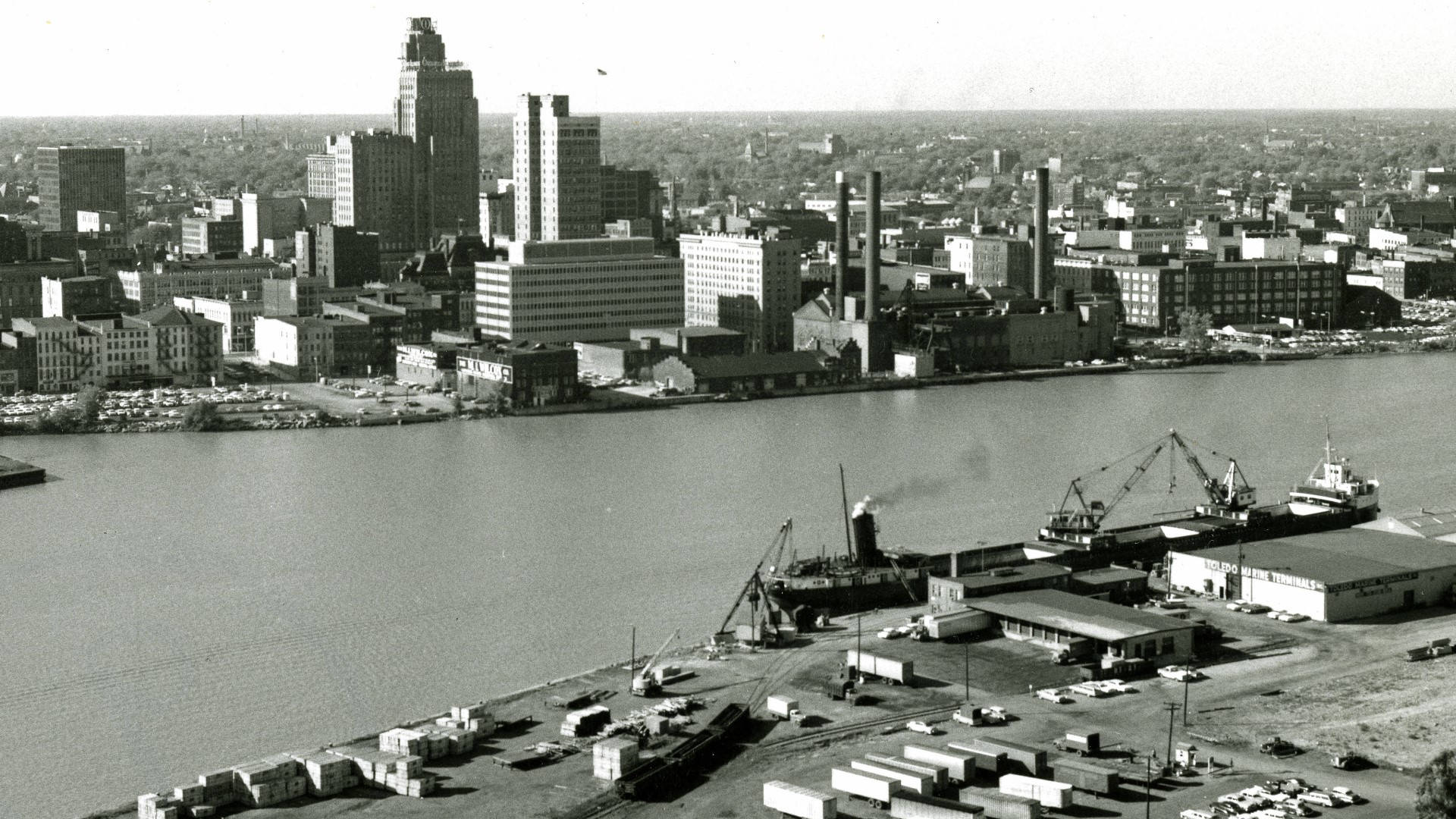 Black And White Photo Of Toledo City, Ohio Background