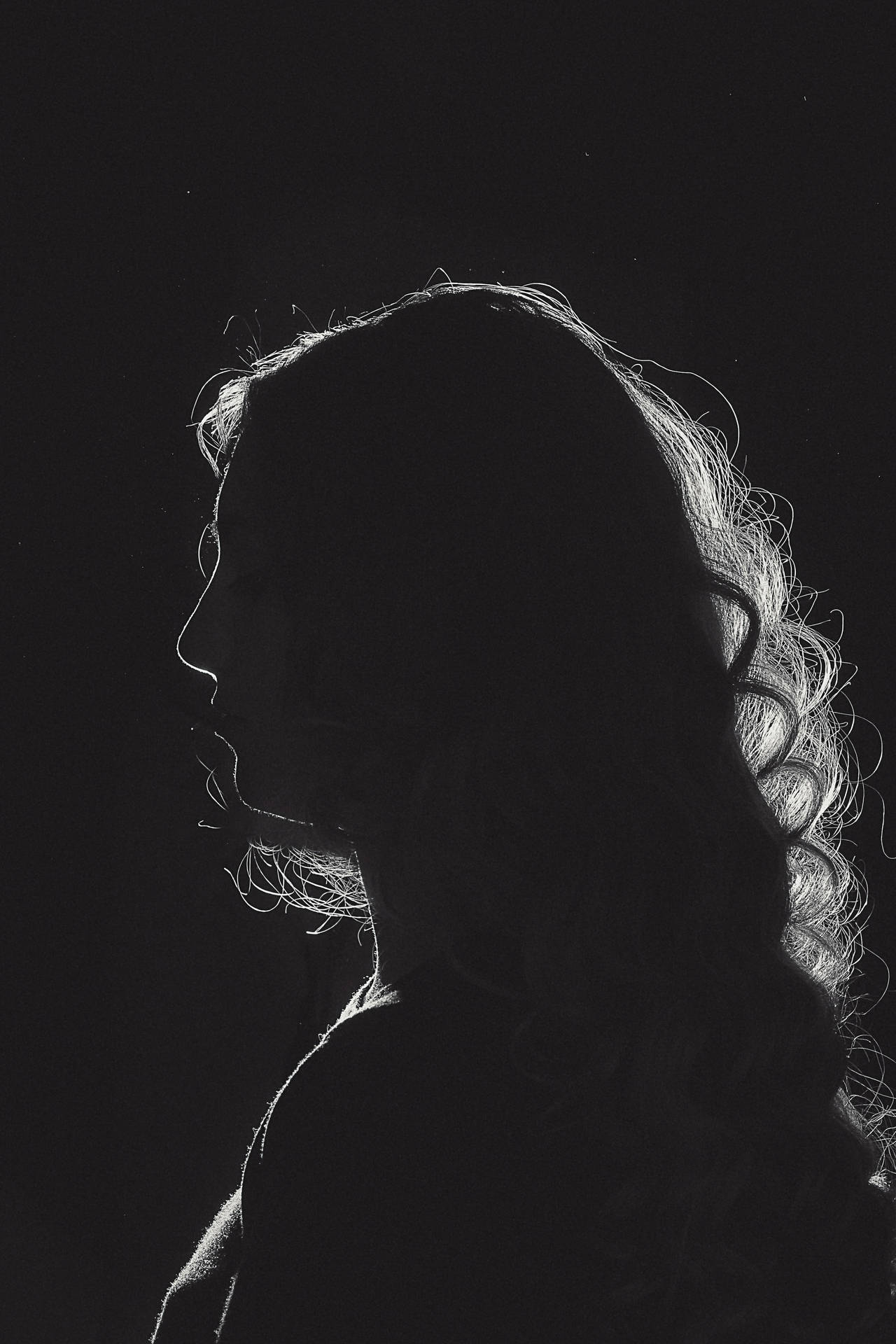 Black And White Portrait Of A Woman’s Silhouette Background