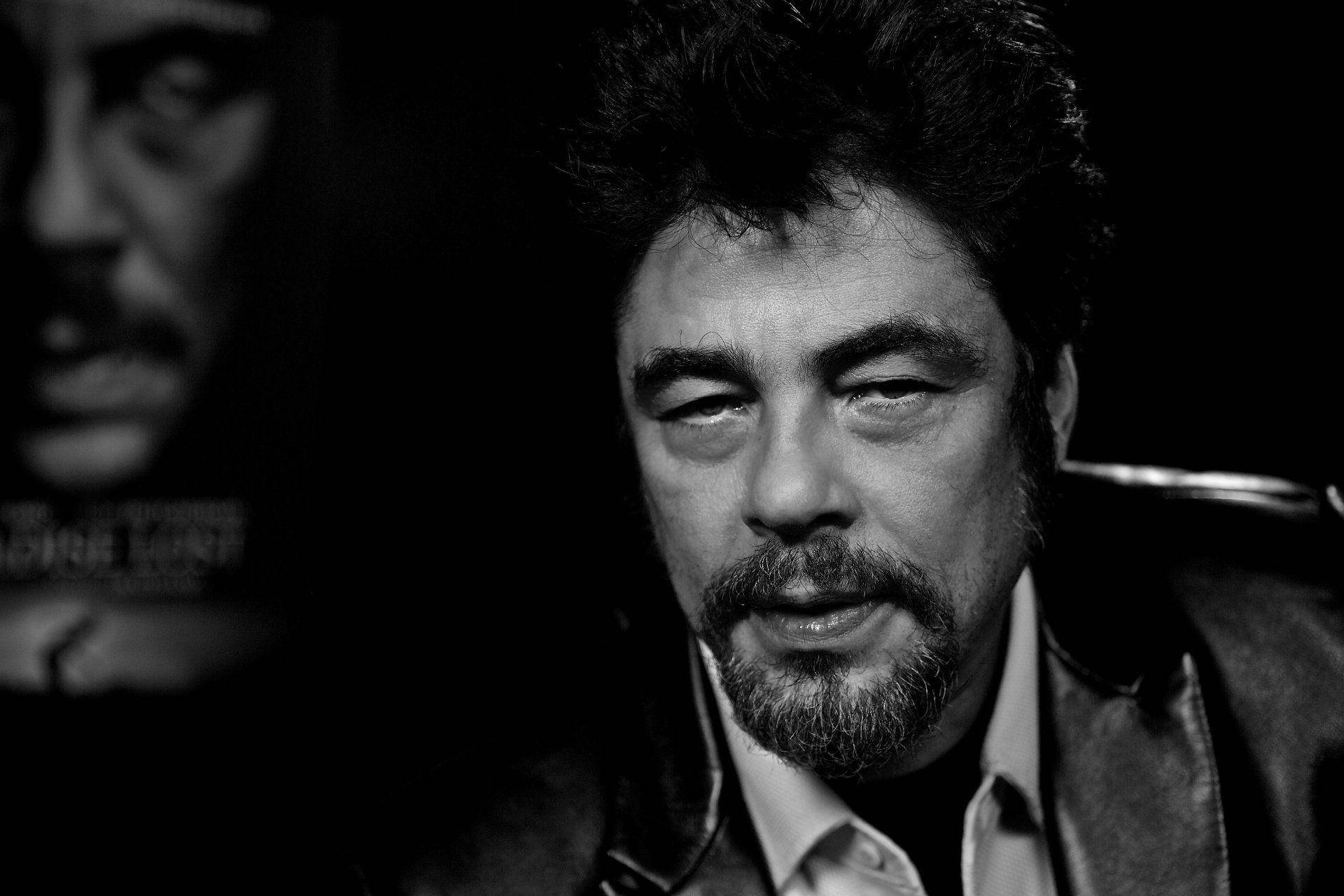 Black And White Portrait Of Benicio Del Toro Background